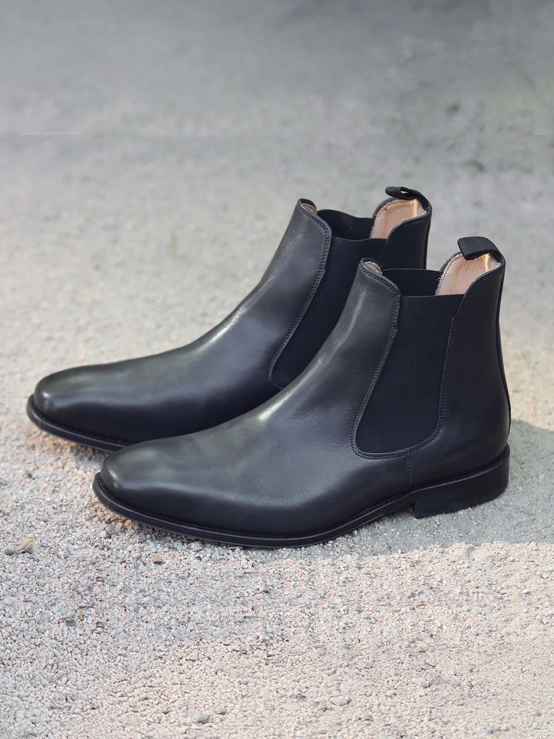 vue posée chelsea boots cuir noir jules jenn