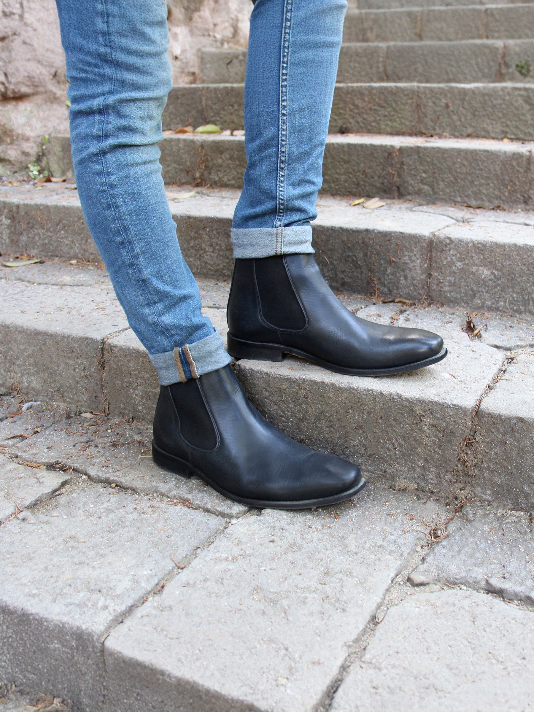 vue portée chelsea boots cuir noir jules jenn