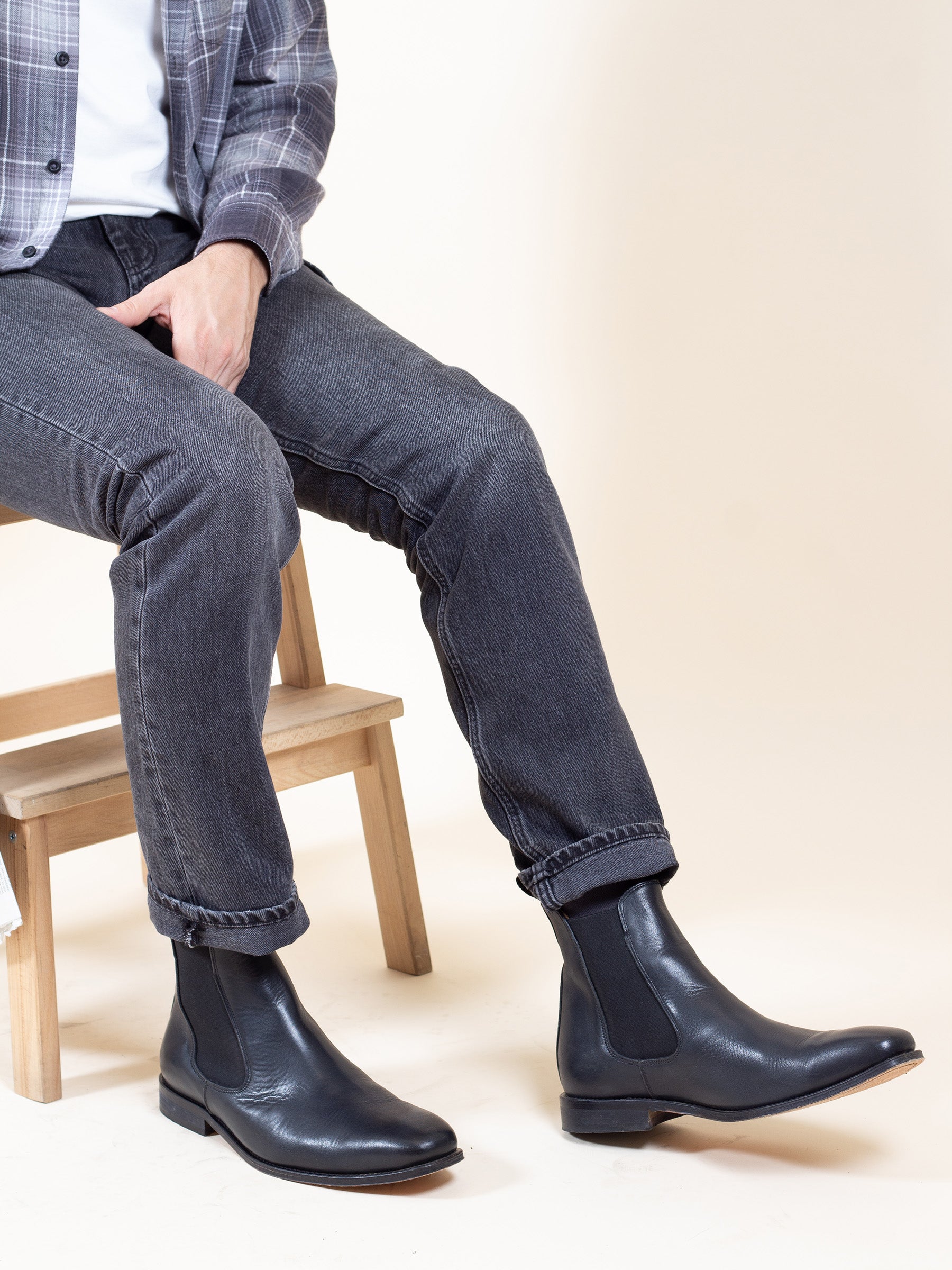 vue portée chelsea boots cuir noir jules jenn