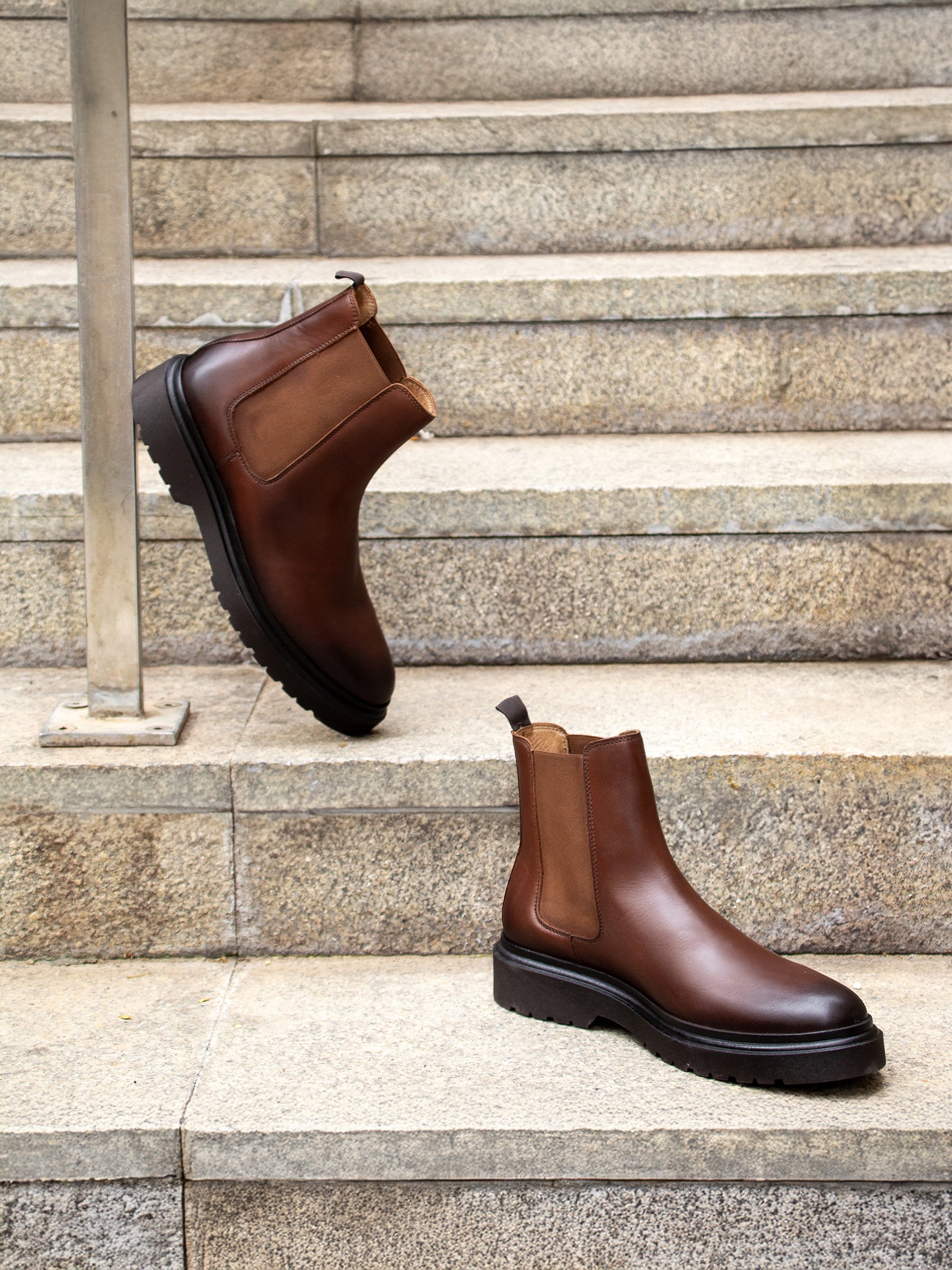 vue posée chelsea boots gomme cuir cognac jules jenn