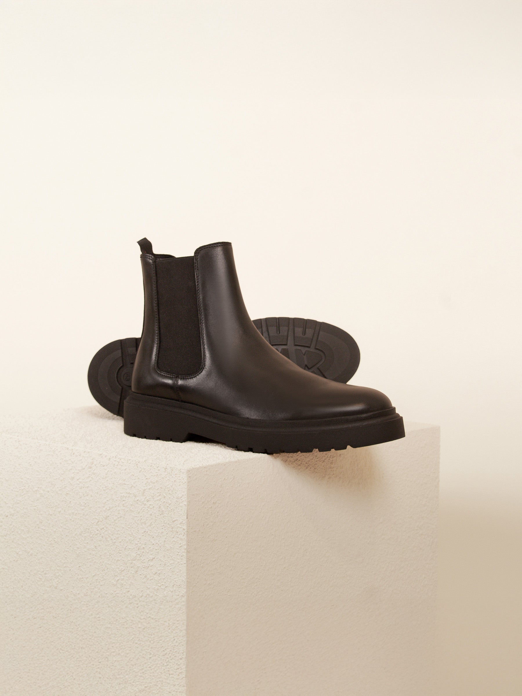 vue posée chelsea boots gomme cuir noir jules jenn
