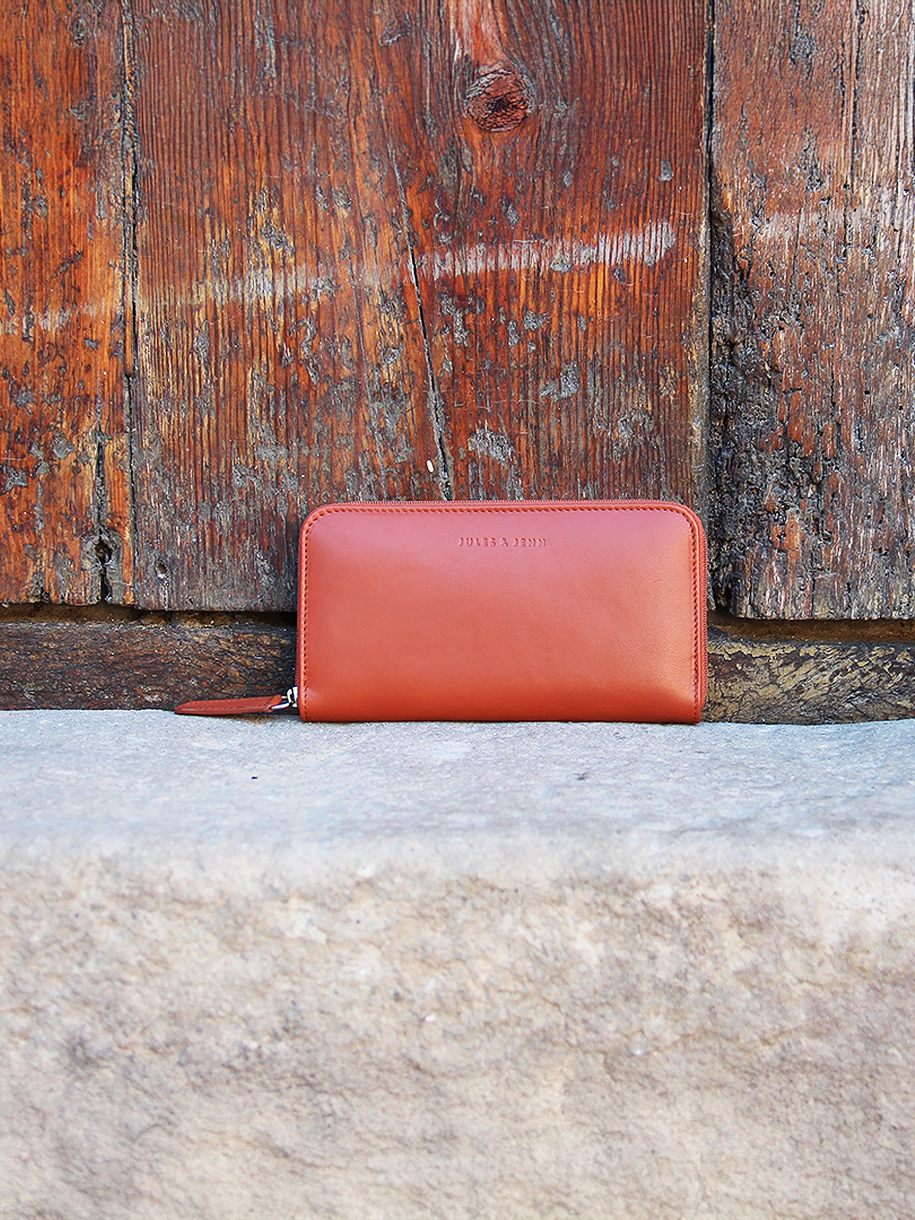 vue posée compagnon cuir brique jules jenn