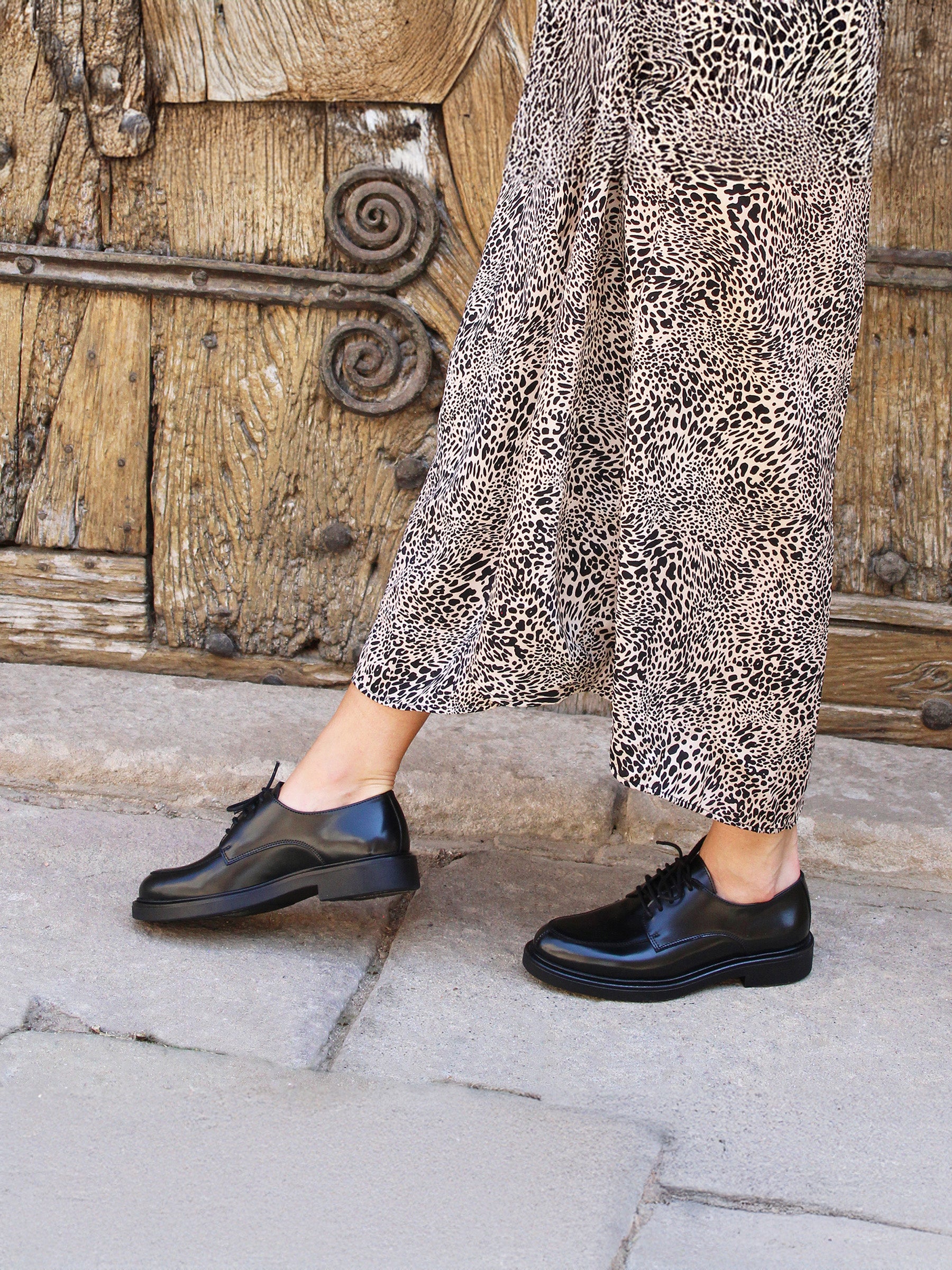 vue portée derbies cuir brillant noir jules jenn