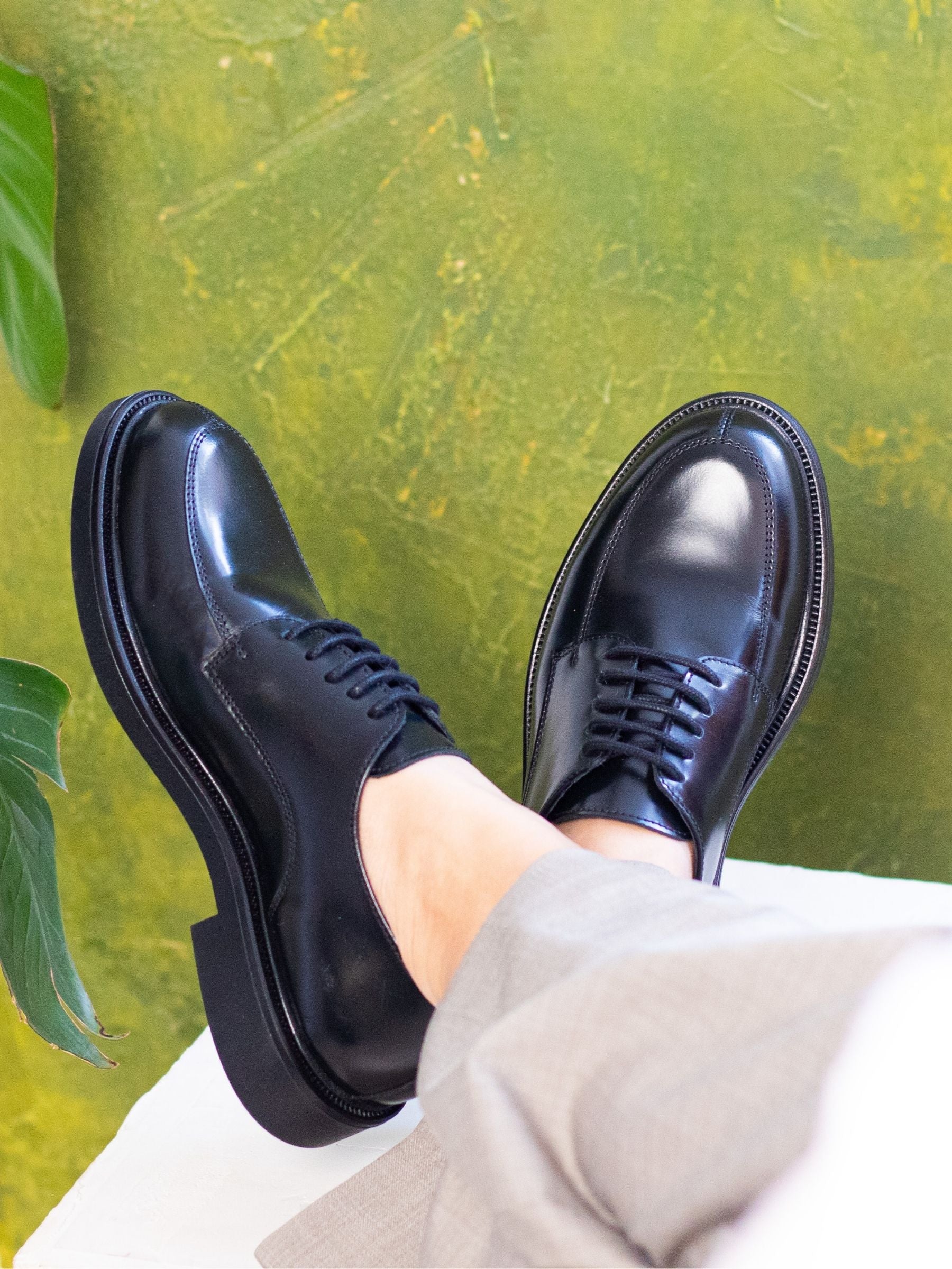 vue portée derbies cuir brillant noir jules jenn