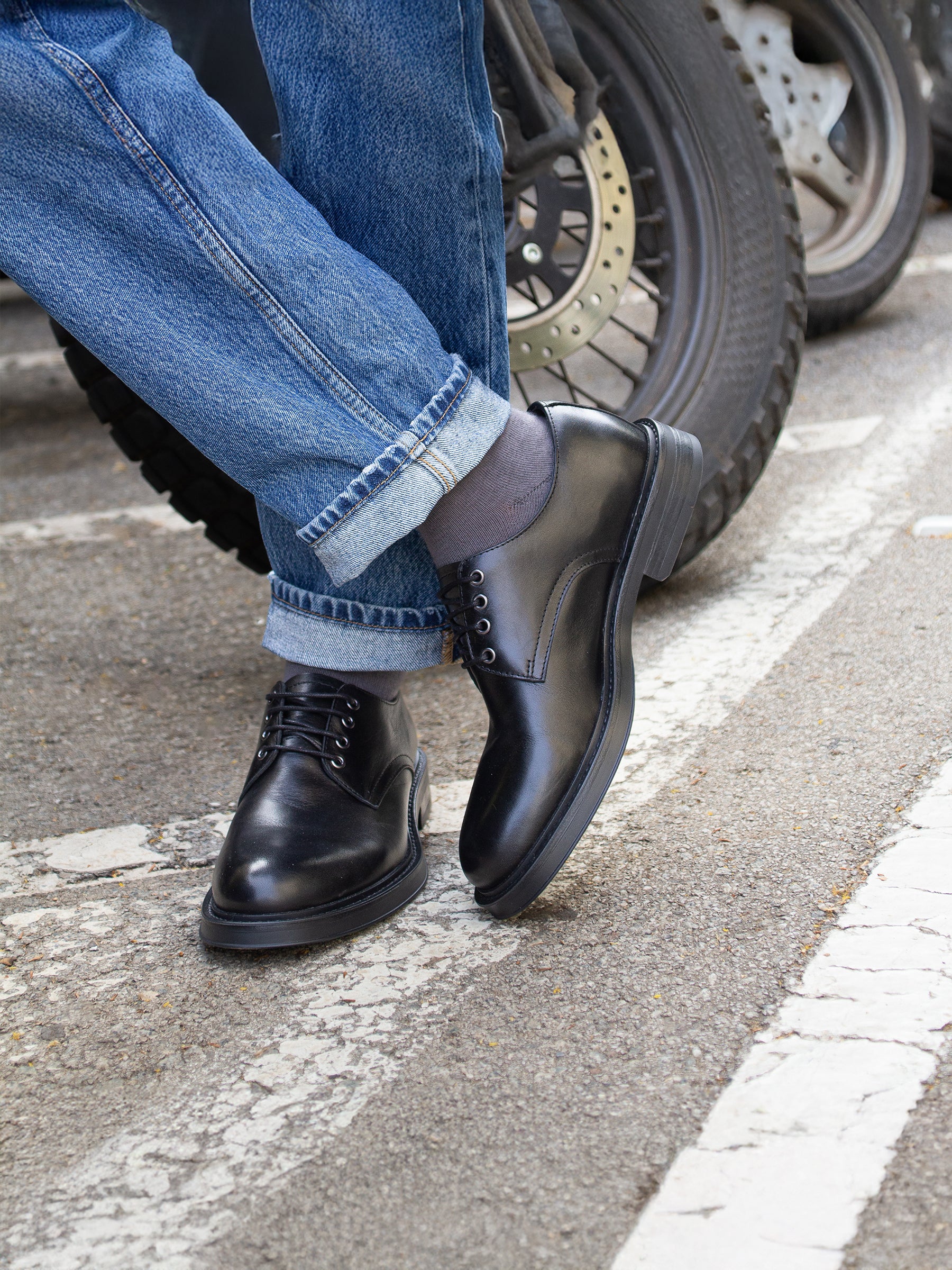 vue portée derbies gomme cuir noir jules jenn