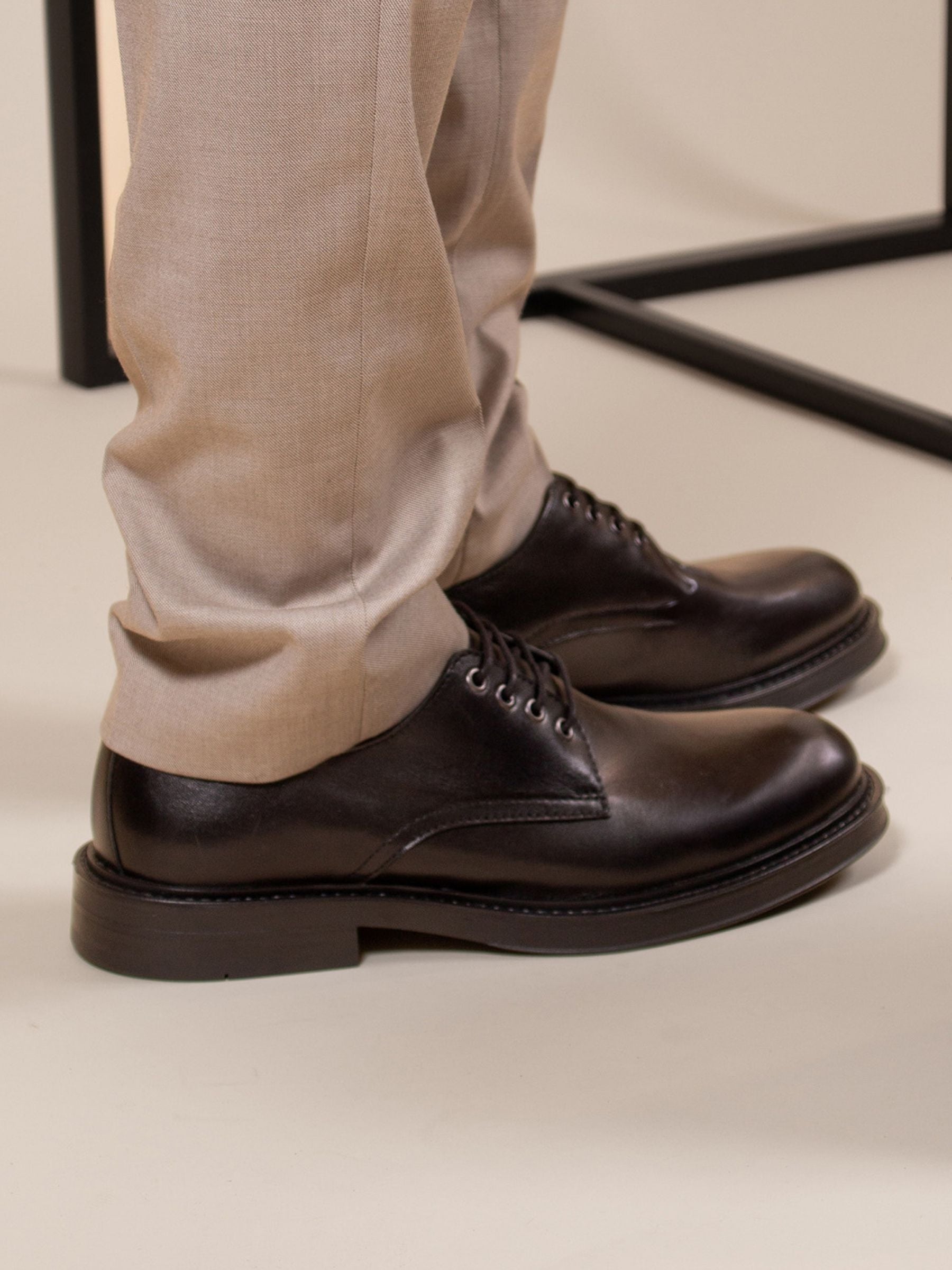 vue portée derbies gomme cuir noir jules jenn