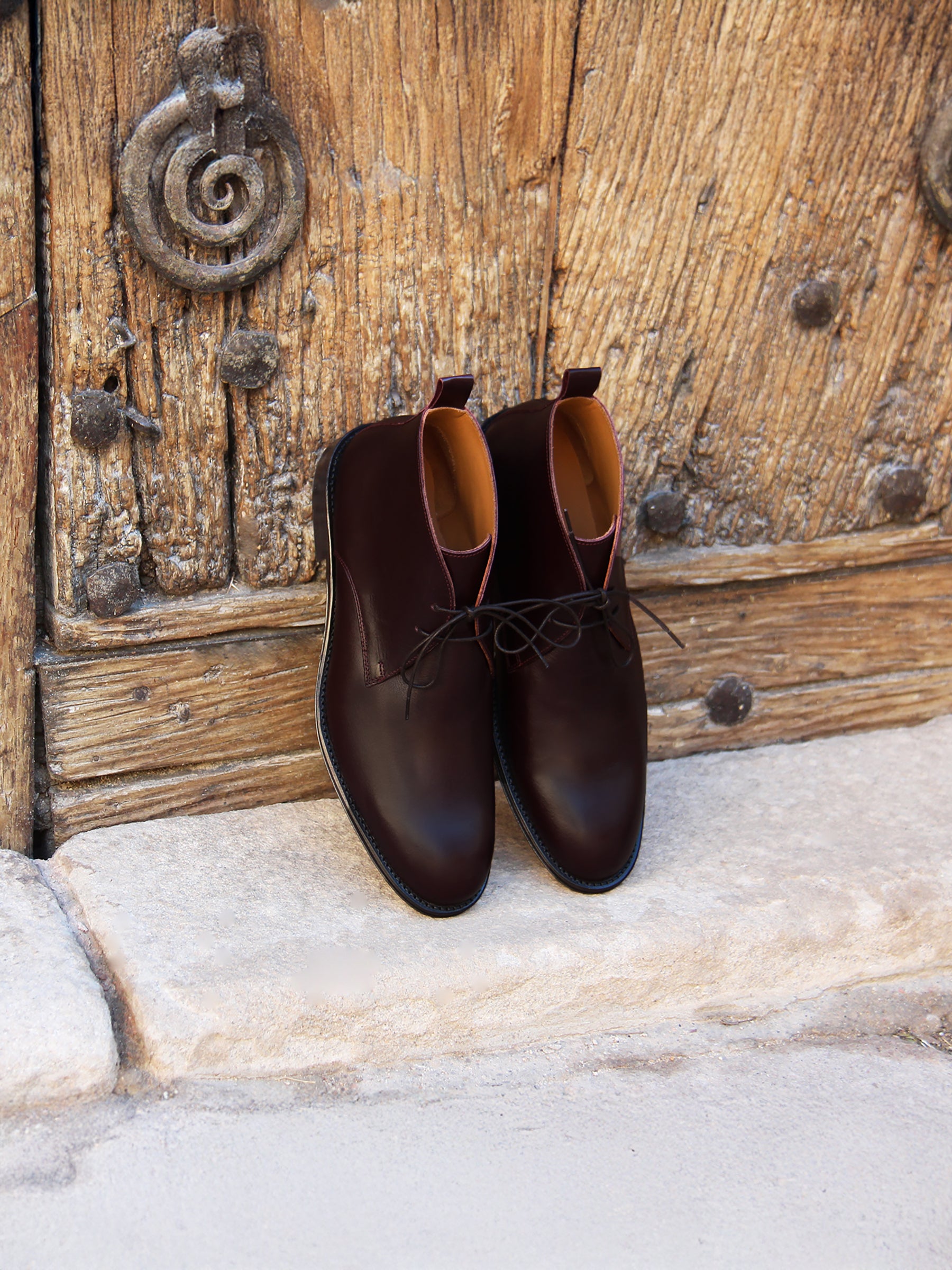 vue posée desert boots cuir bordeaux jules jenn