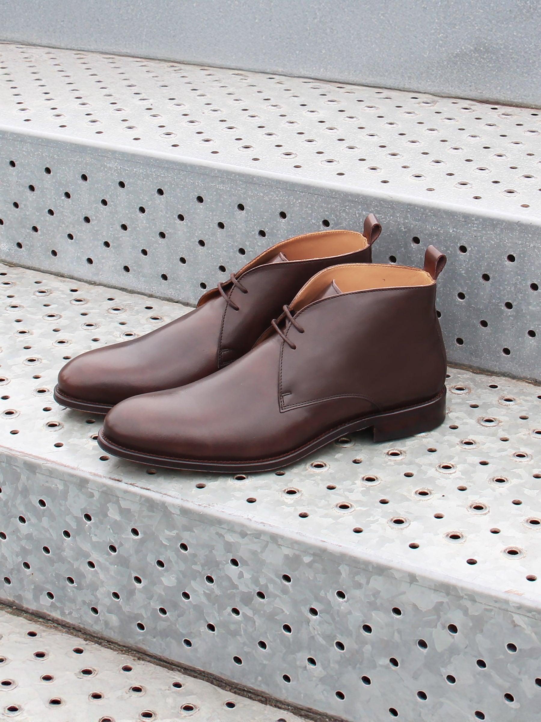 vue posée desert boots cuir marron jules jenn