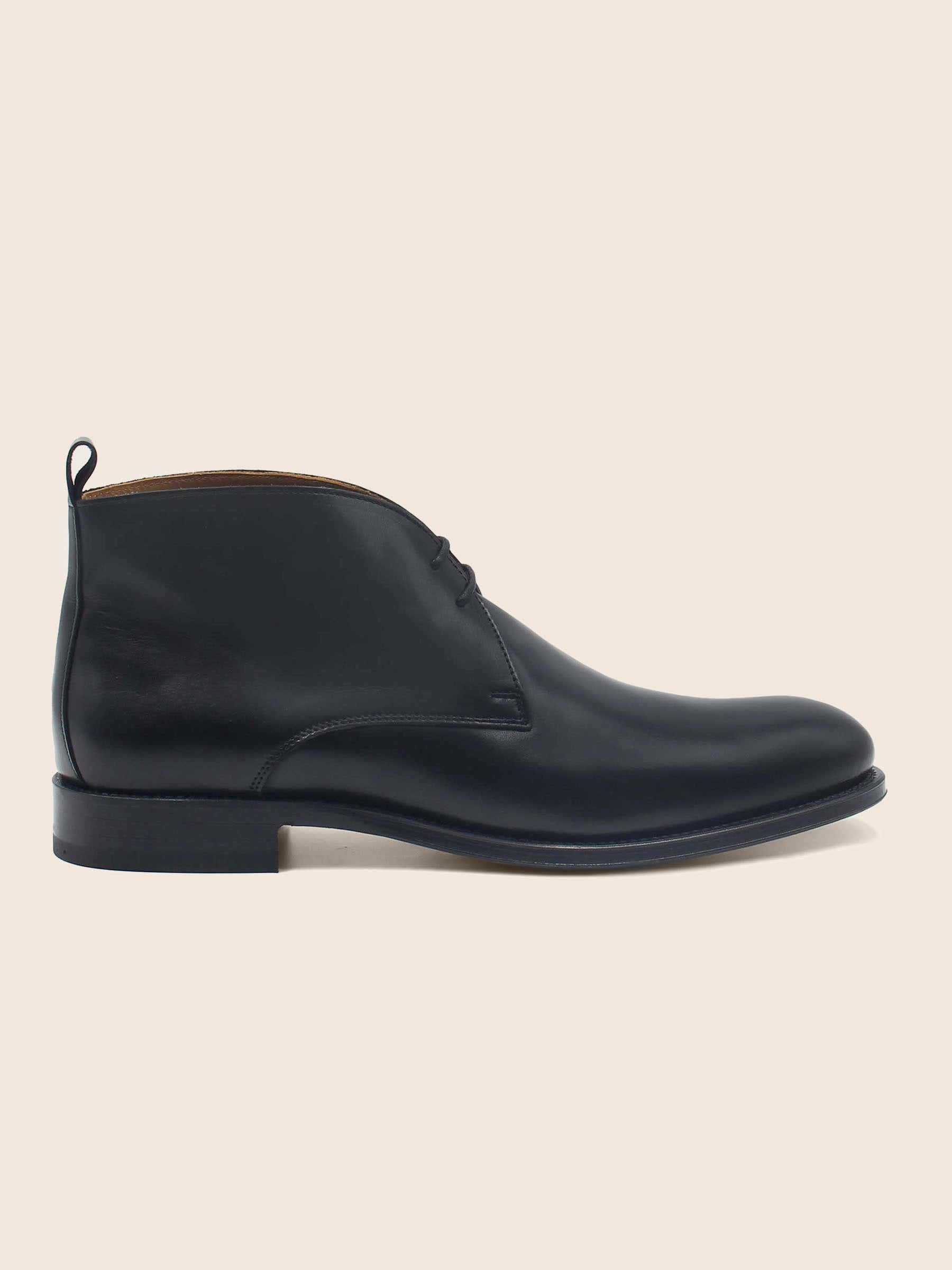 vue poséee desert boots cuir noir jules jenn