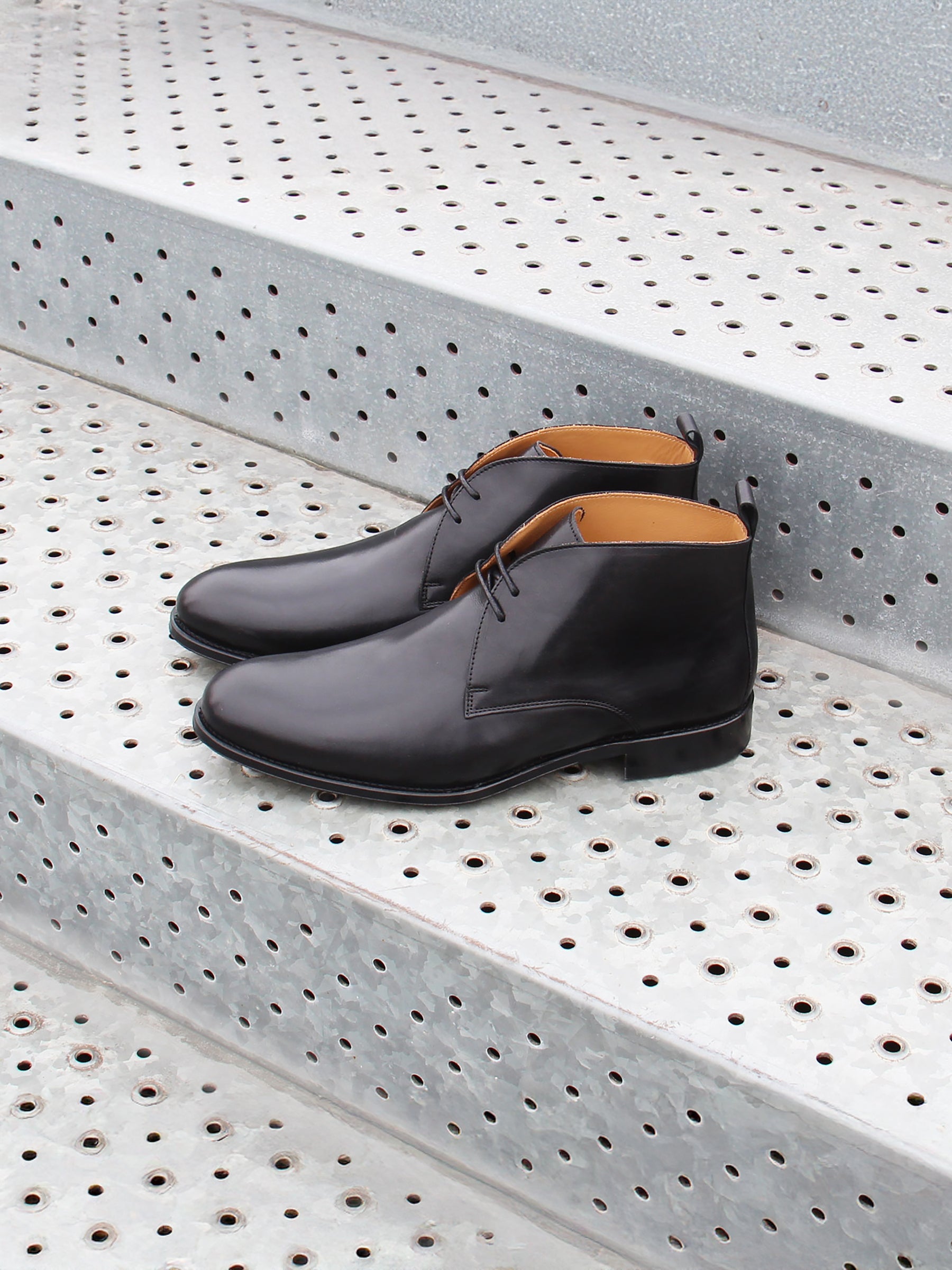 vue posée desert boots cuir noir jules jenn