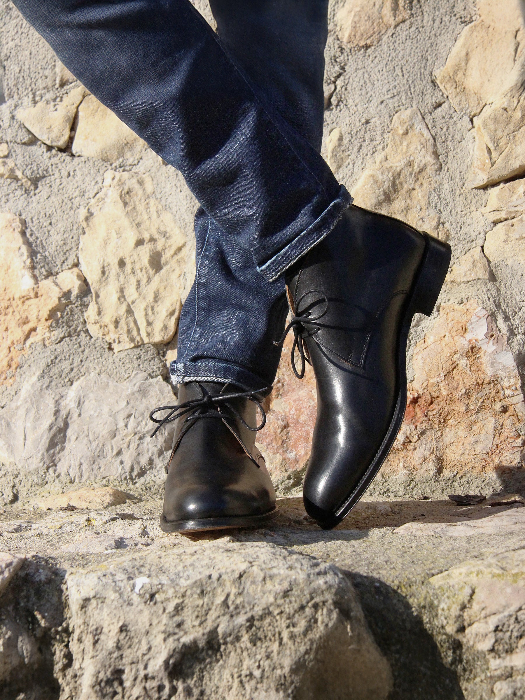vue portée desert boots cuir lisse noir jules jenn