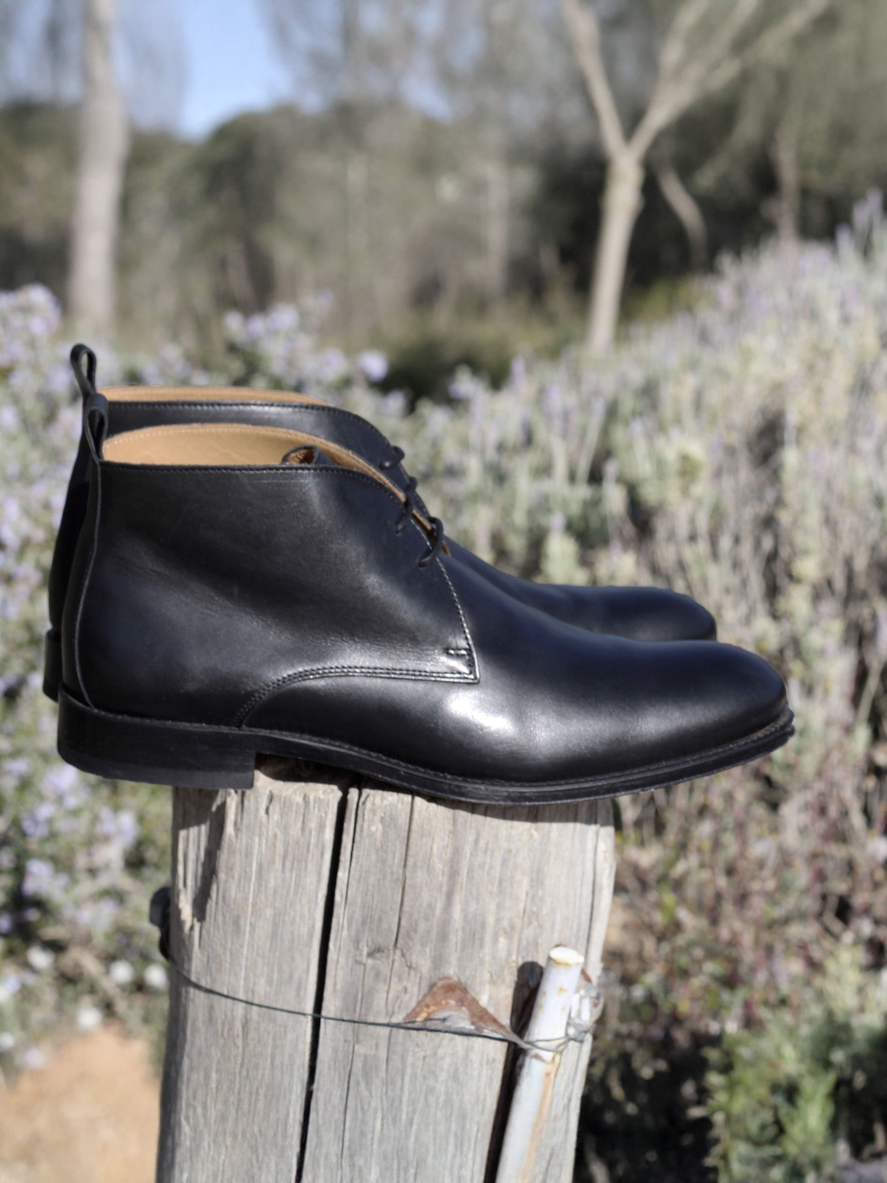 vue posée desert boots cuir lisse noir jules jenn