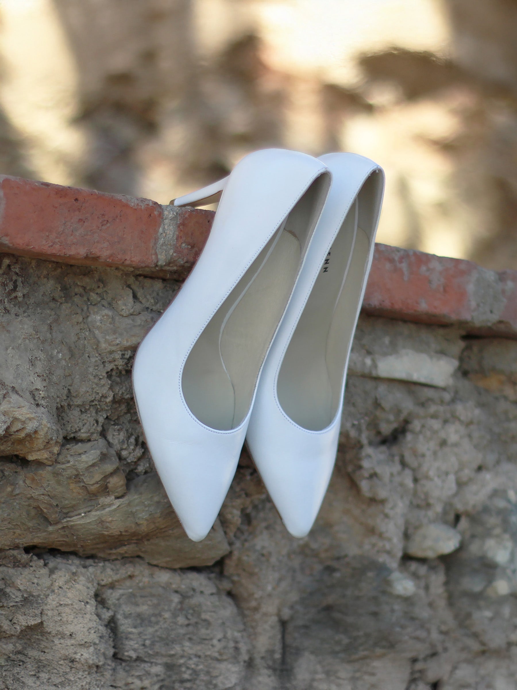vue poséee escarpins classiques cuir blanc