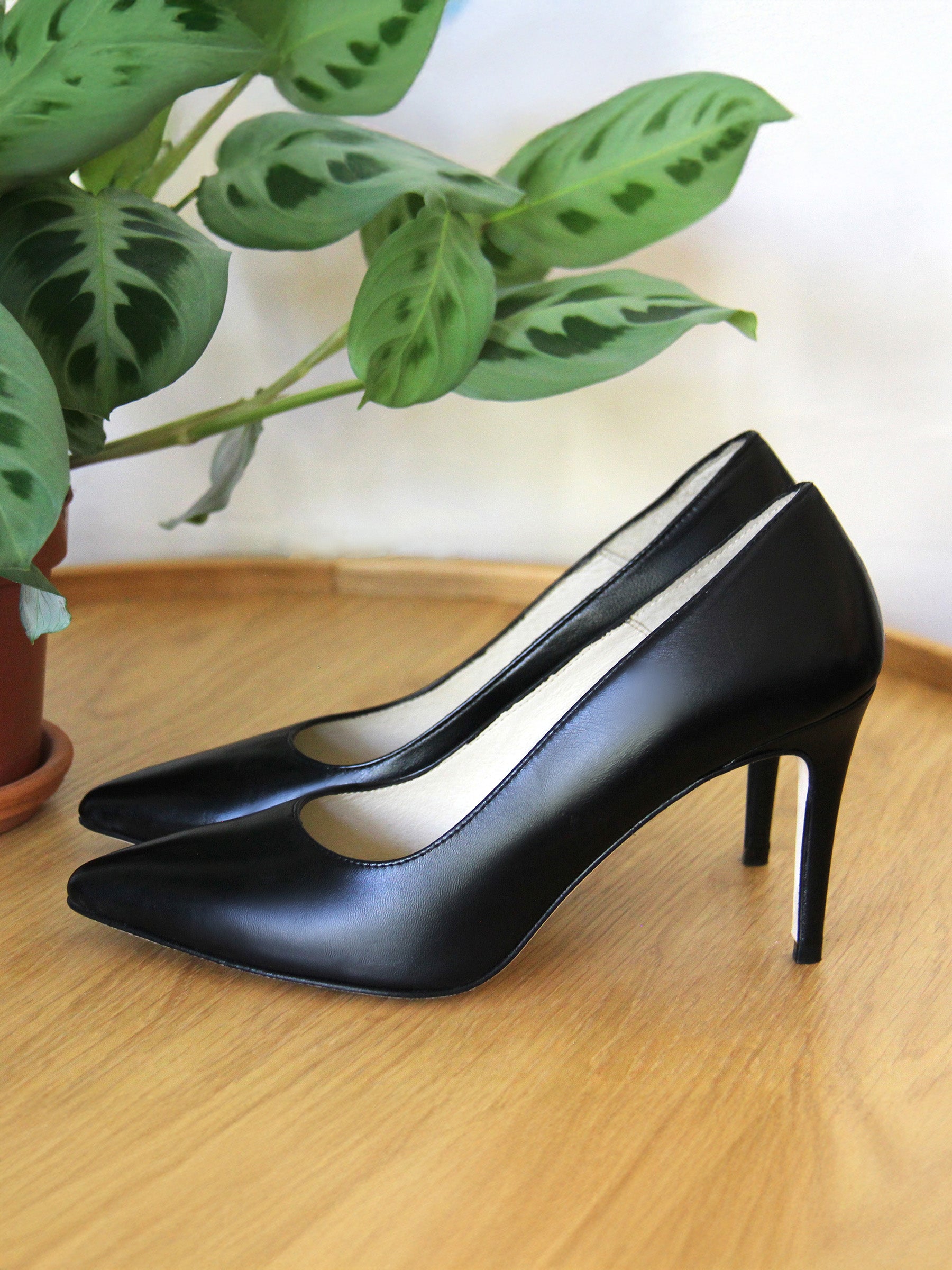 vue posée escarpins classiques cuir noir jules & jenn