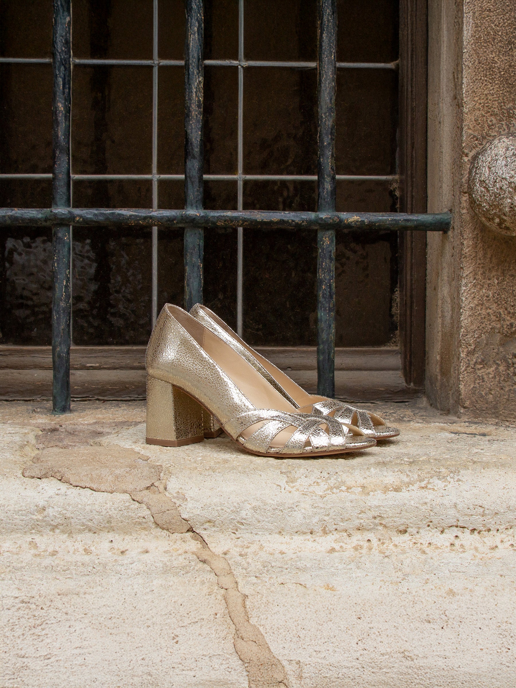 vue posée escarpins decoupe cuir metallise dore jules jenn