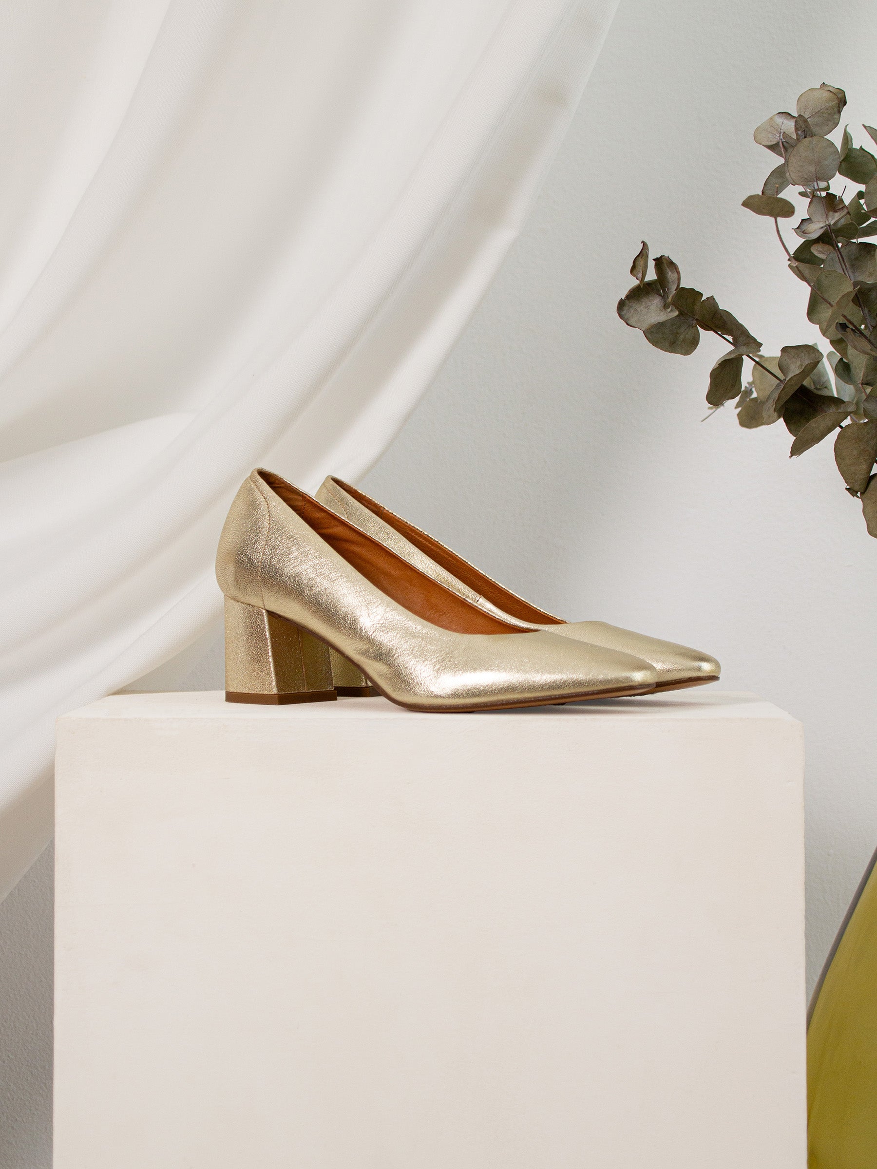 vue posée escarpins retro cuir metallise dore jules jenn