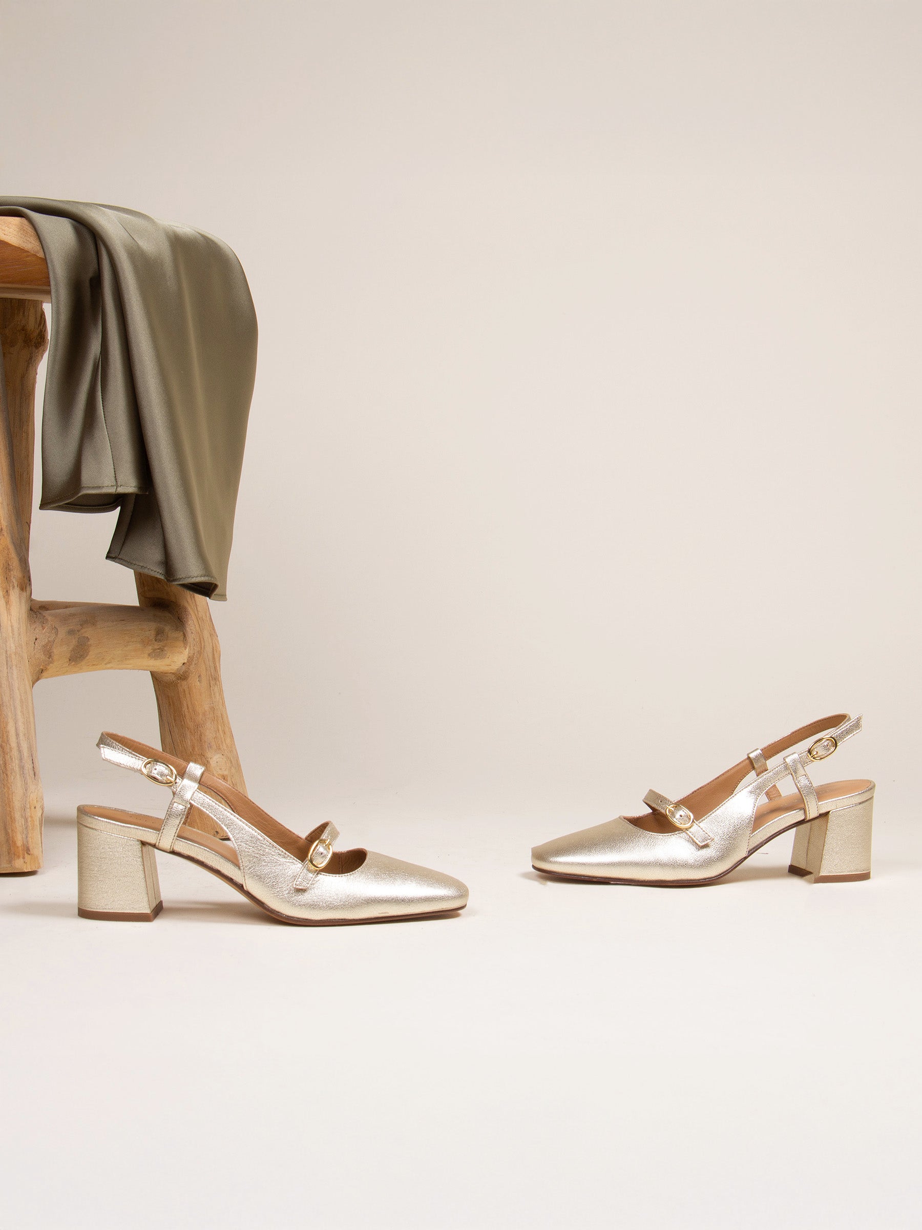 vue posée escarpins slingback cuir metallise dore jules jenn