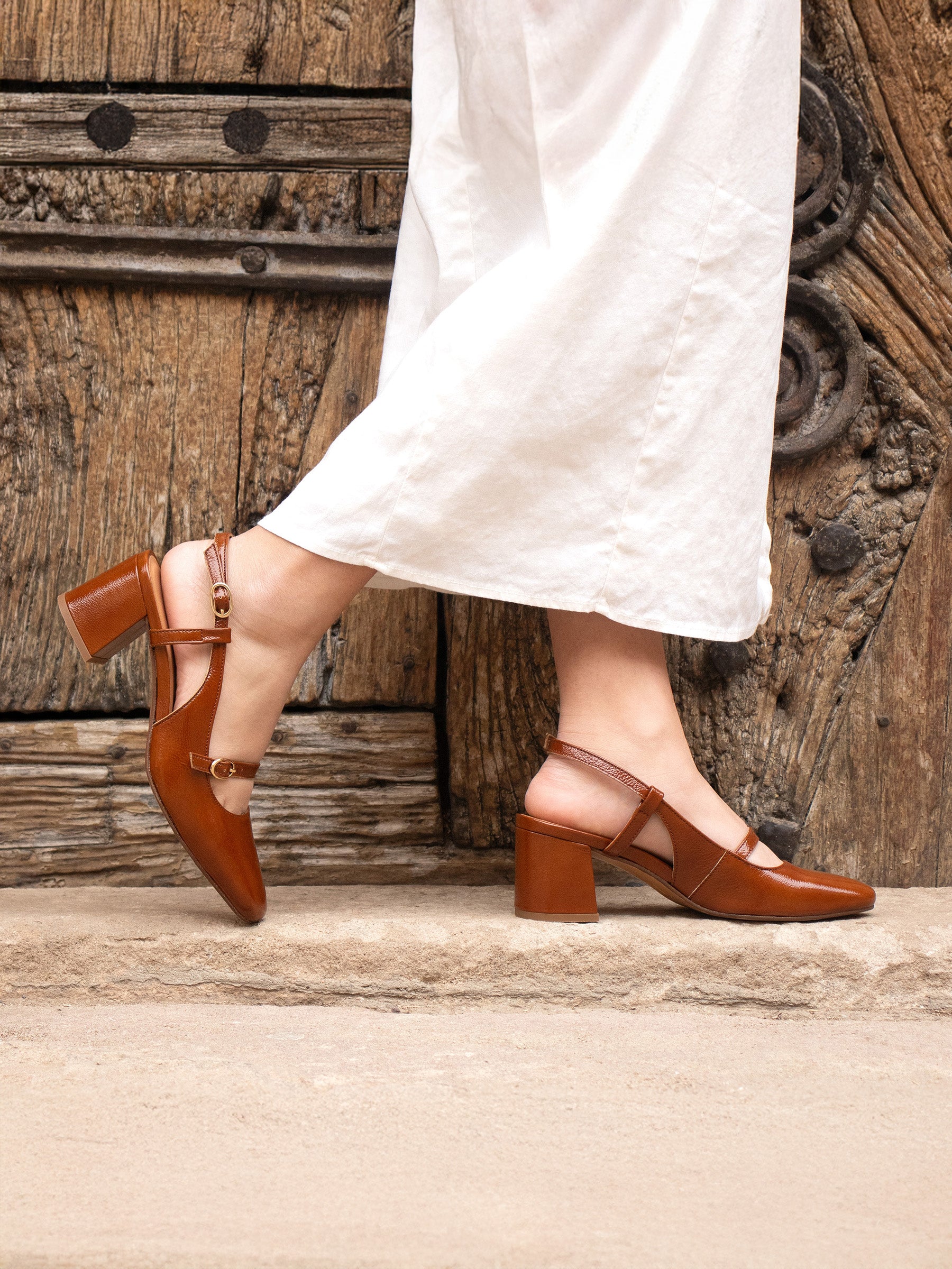 vue portée escarpins slingback cuir vernis cognac jules jenn