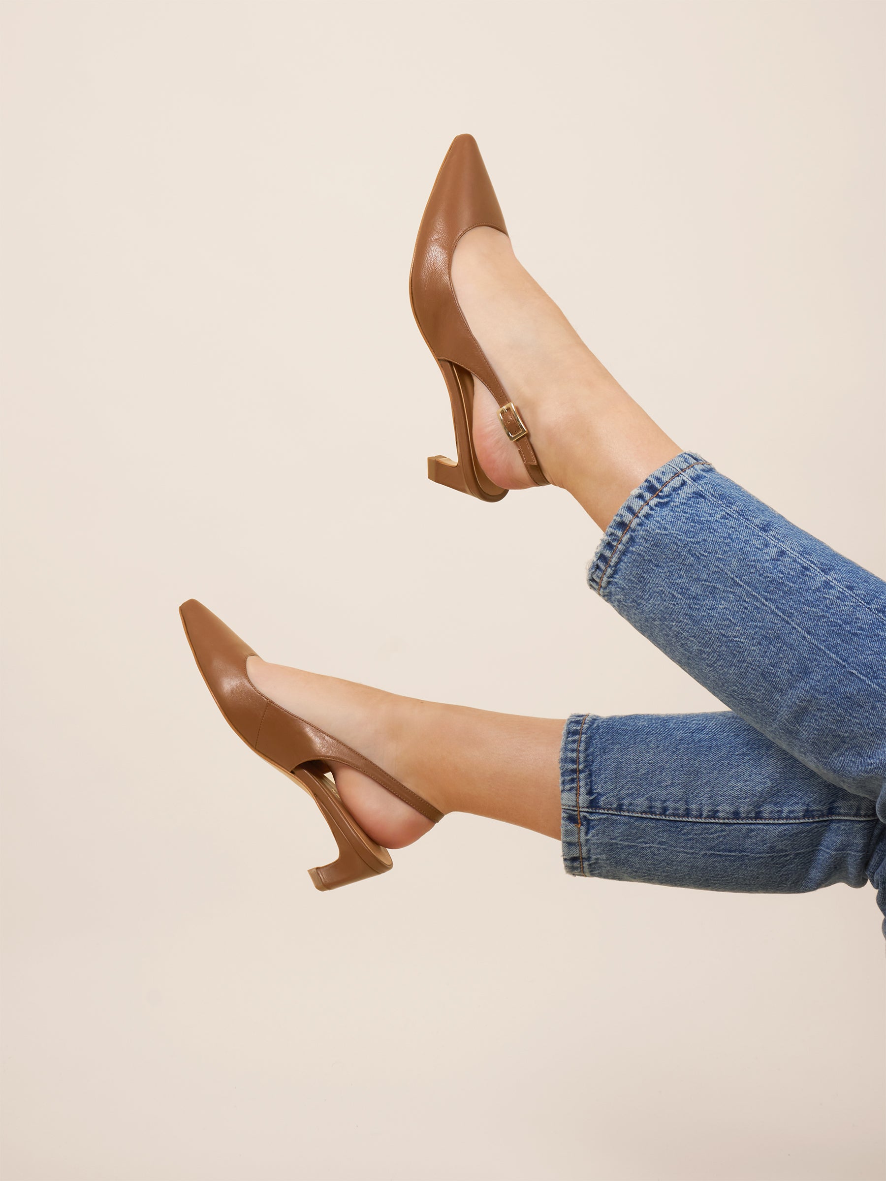 photo vue portée escarpins slingback petit talon cuir cognac jules & jenn