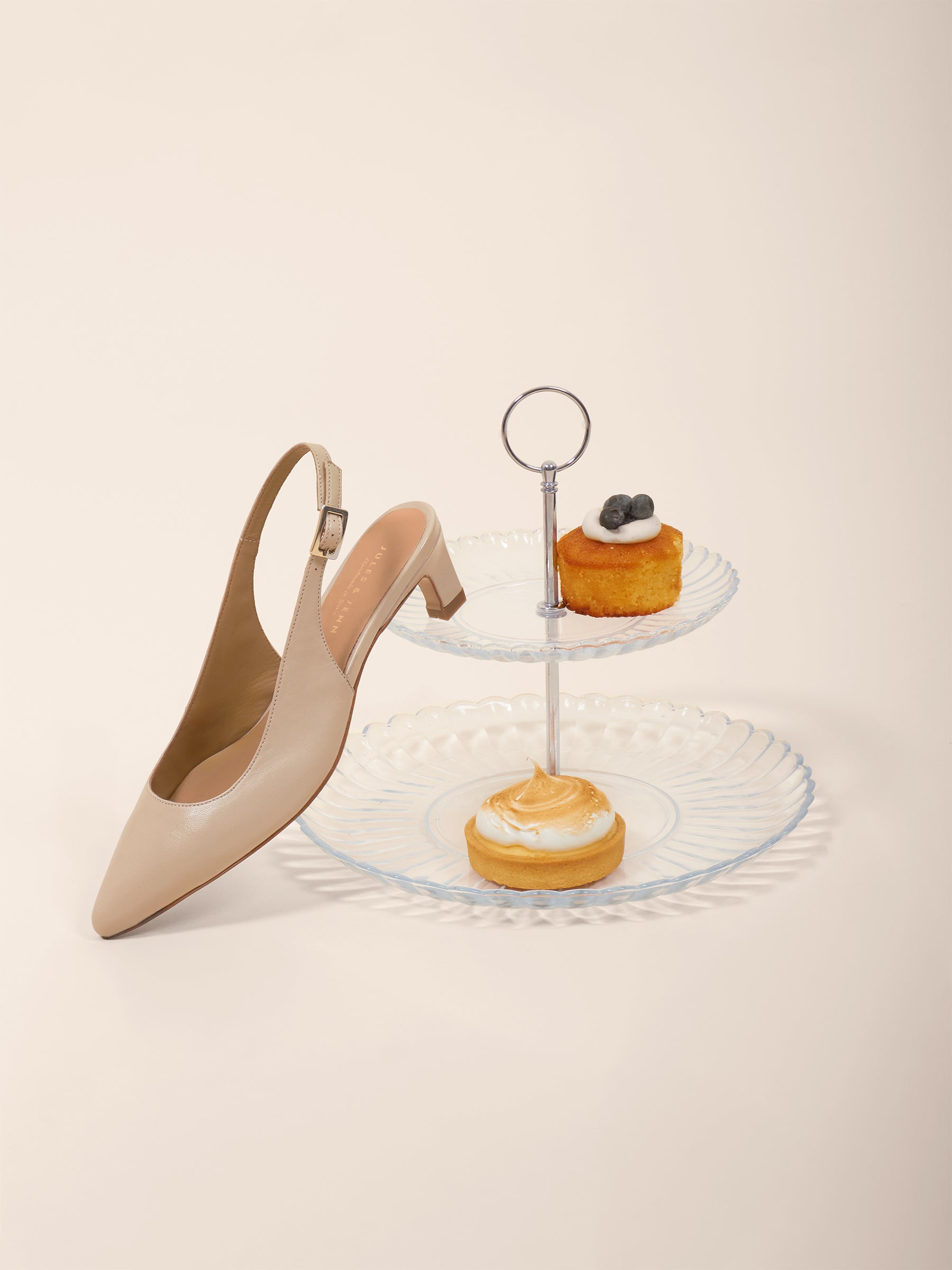 photo vue posée escarpins slingback petit talon cuir creme jules & jenn 2