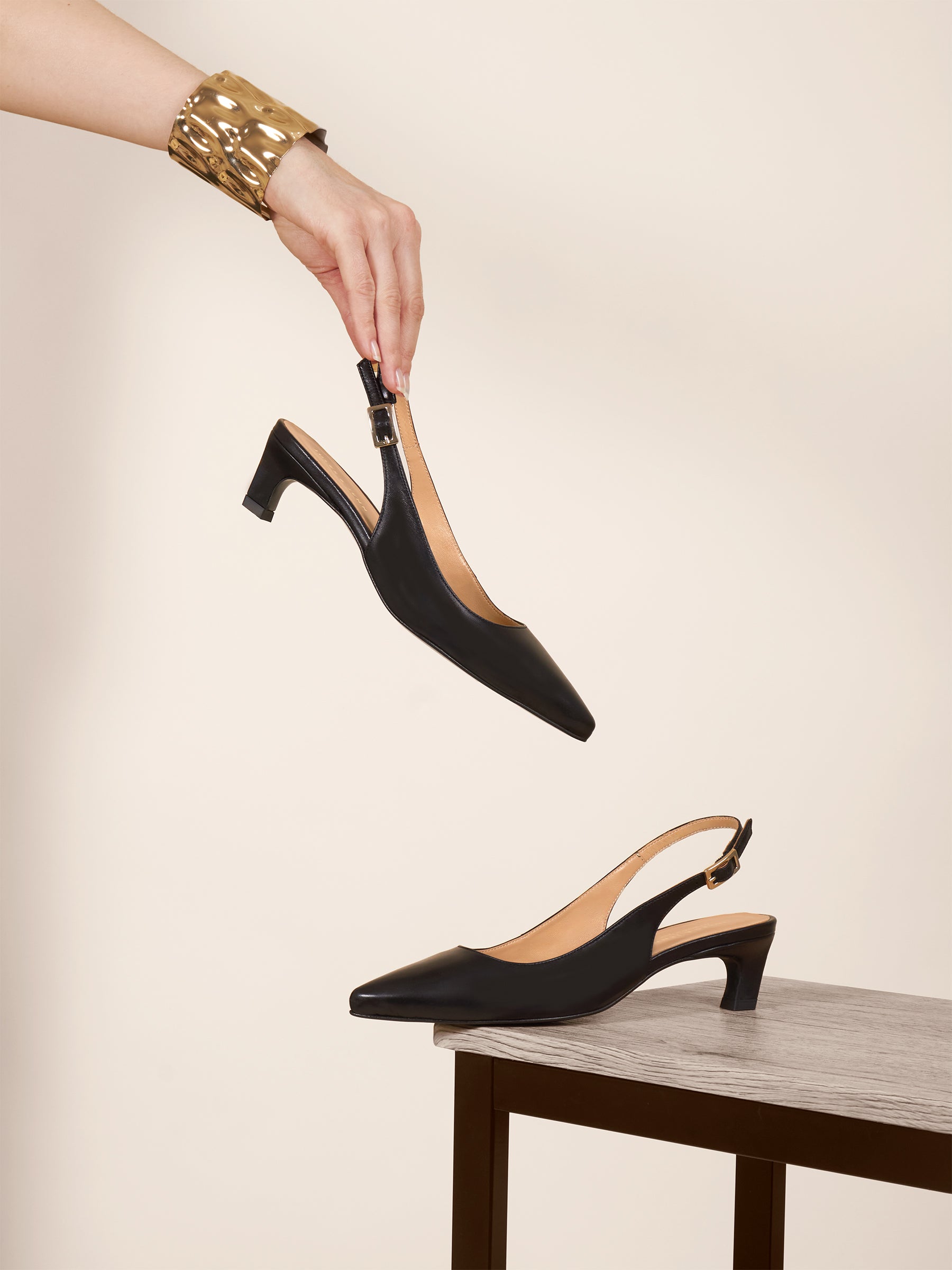 photo vue posée escarpins slingback petit talon cuir noir jules & jenn