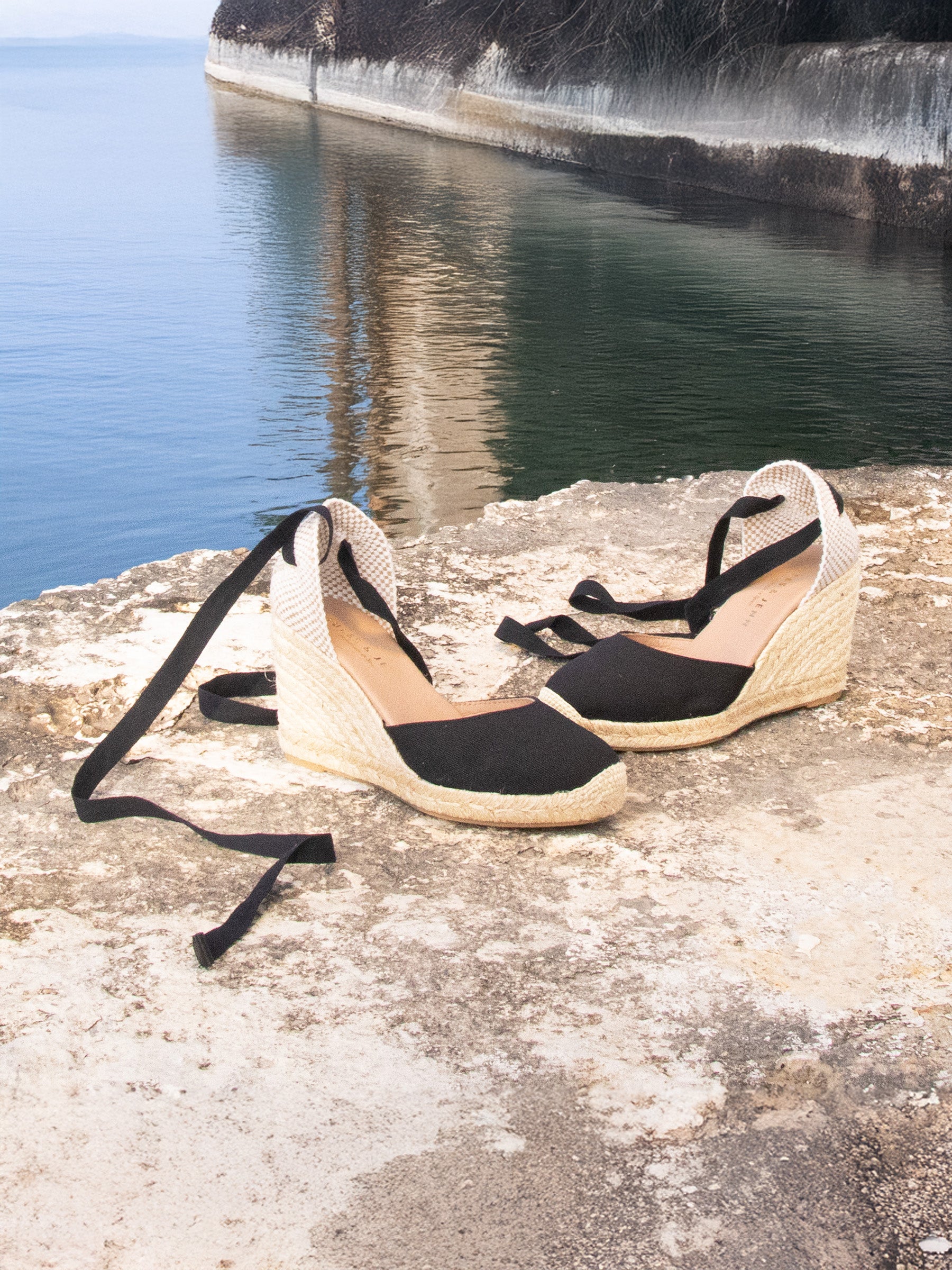 vue posée espadrilles compensees lacees toile recyclee noir jules jenn