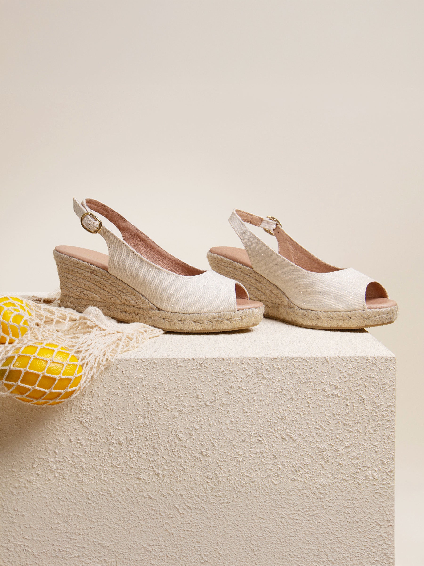 vue posée espadrilles slingback recyclees dore jules jenn