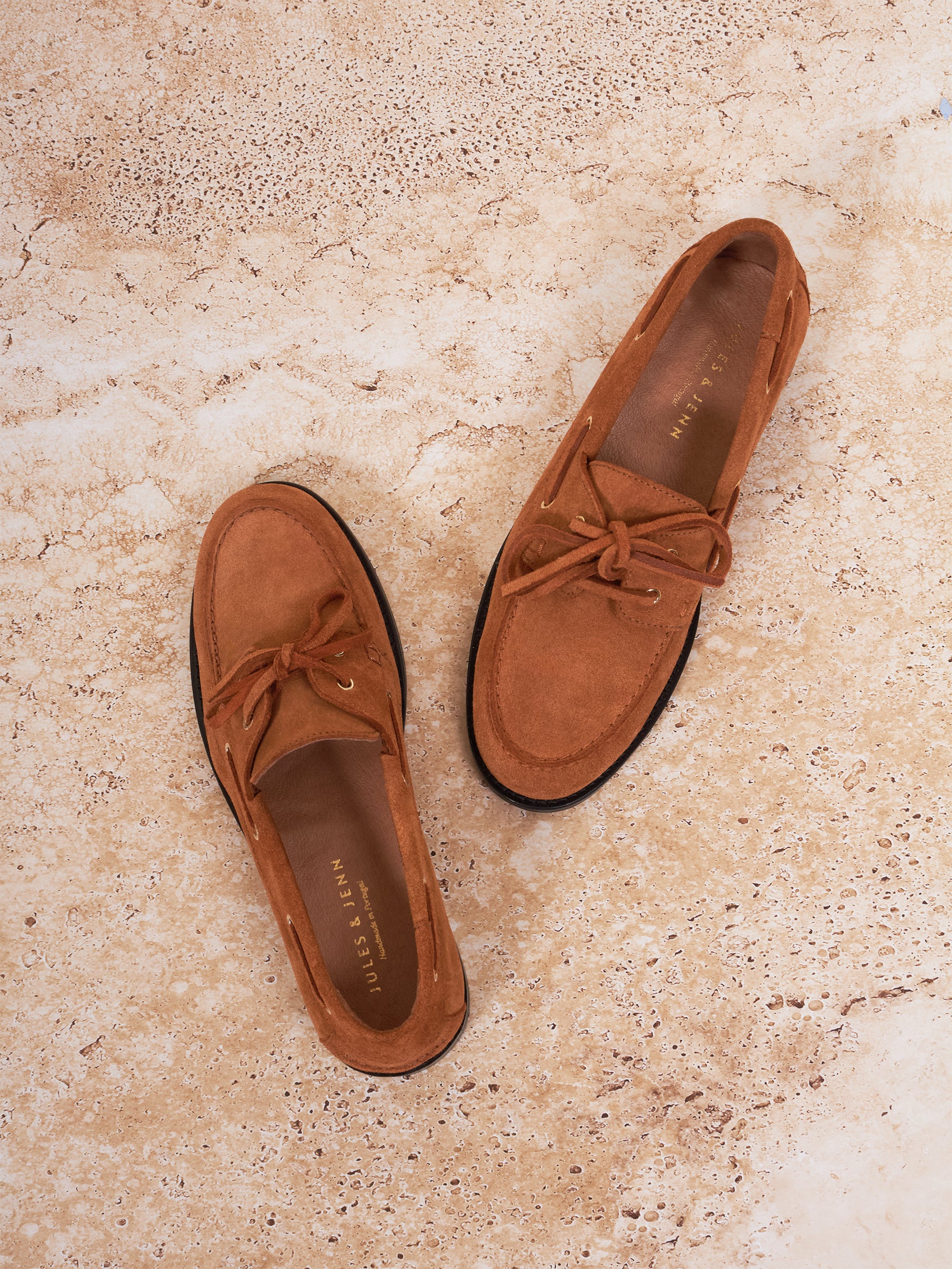 photo vue posée mocassins bateau cuir daim camel jules & jenn