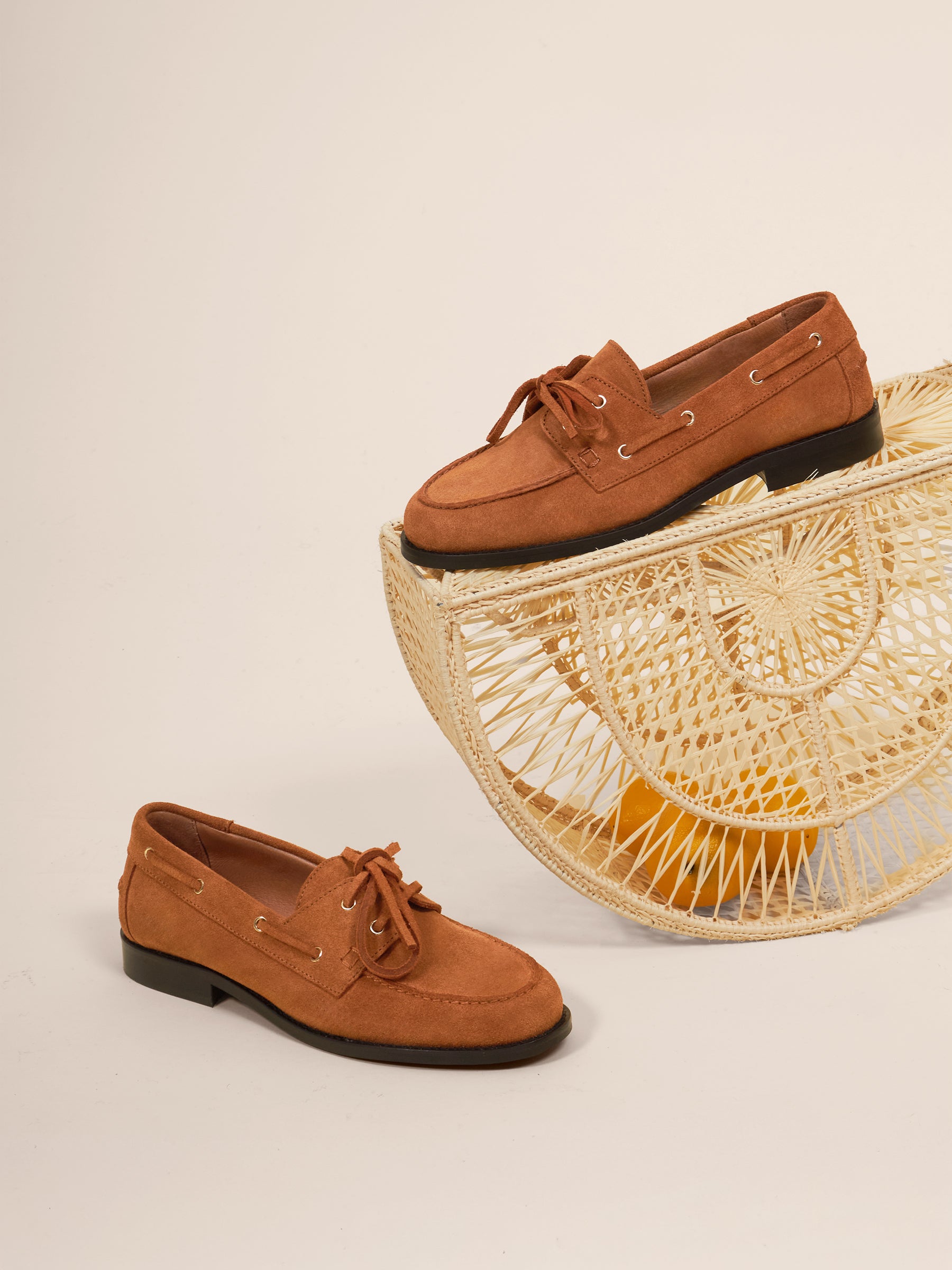 photo vue posée mocassins bateau cuir daim camel jules & jenn 3