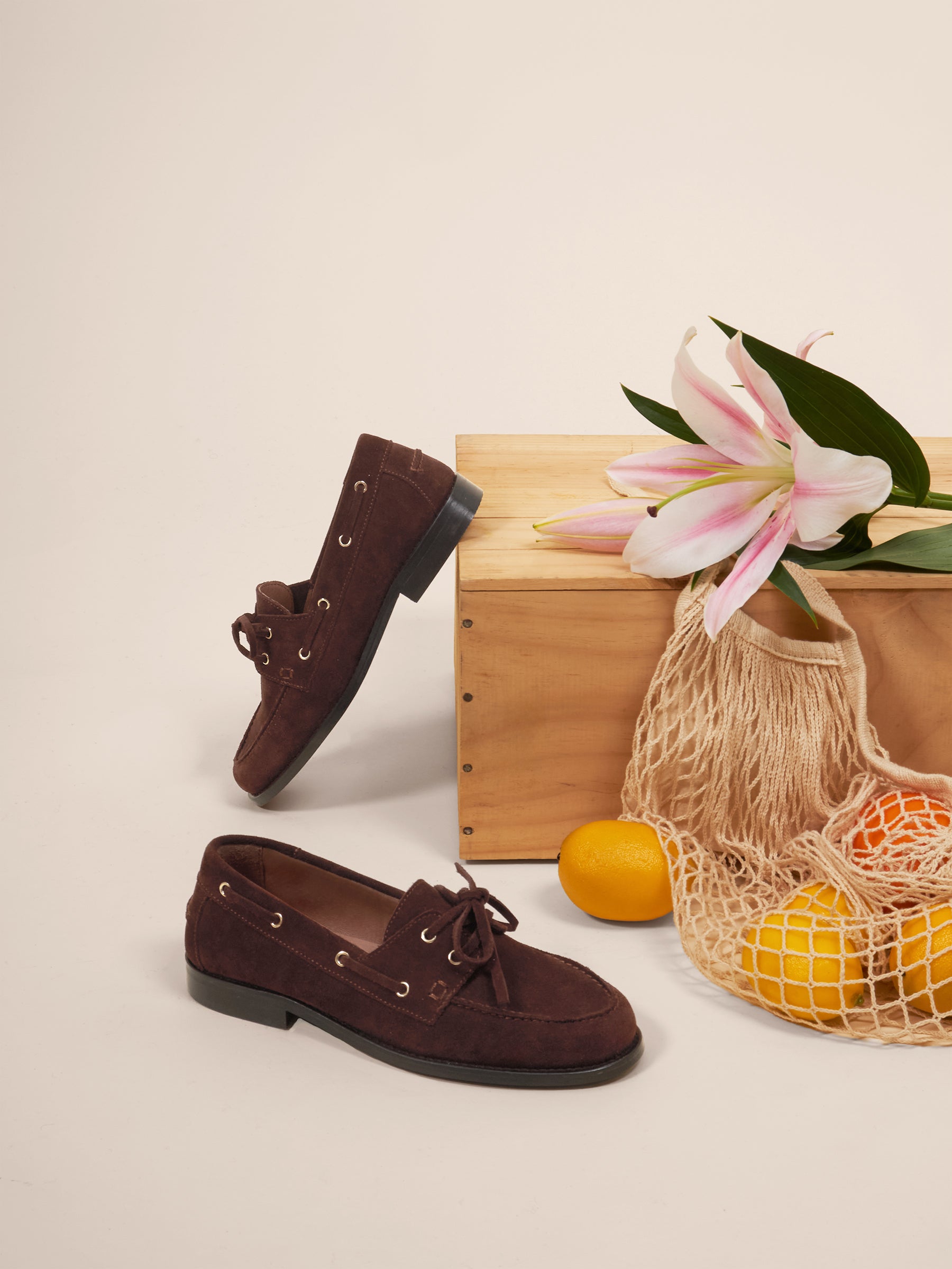 photo vue posée mocassins bateau cuir daim marron jules & jenn