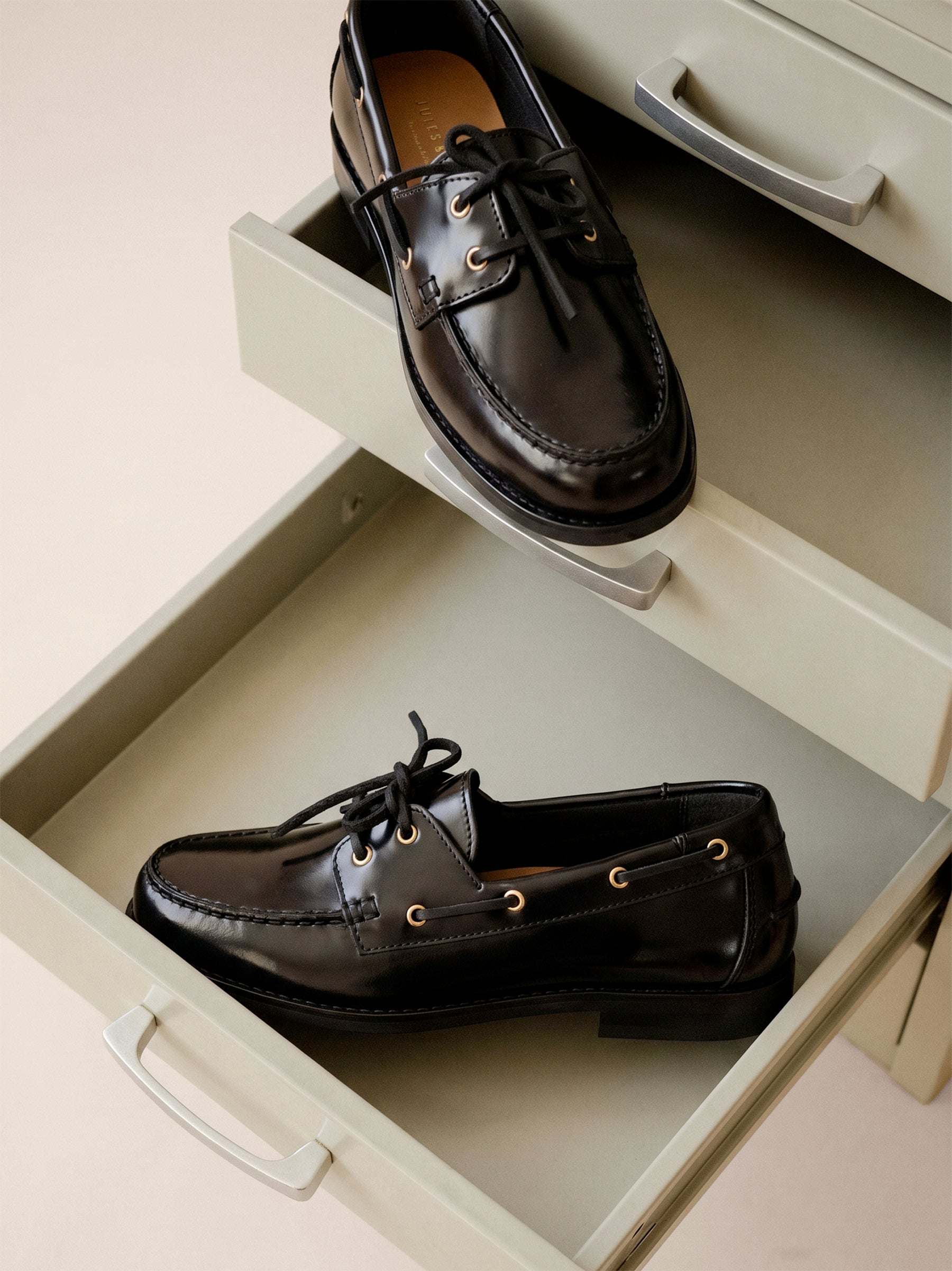photo vue posee mocassins bateau cuir glace noir jules jenn