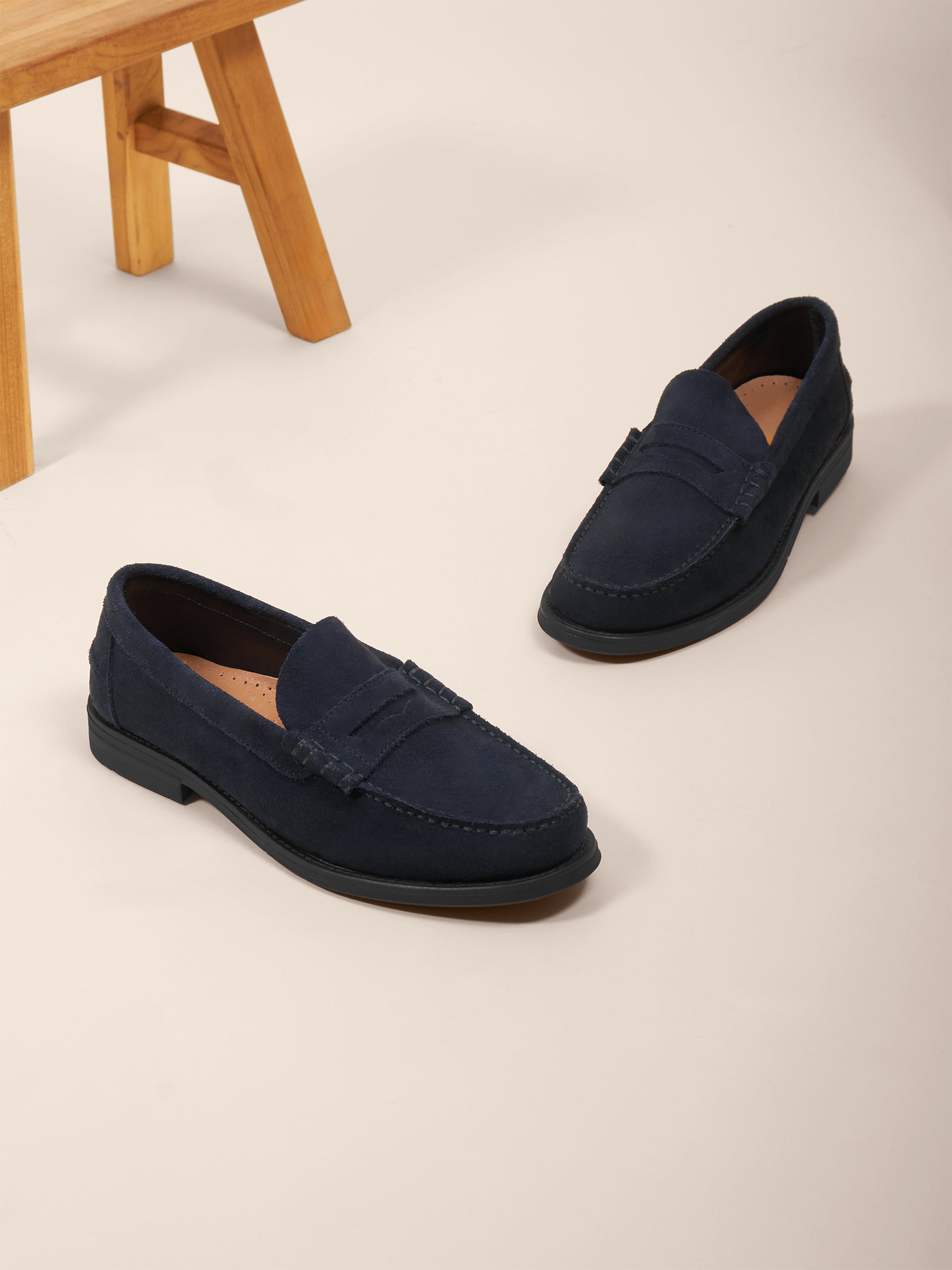 photo vue posee 2 mocassins college cuir daim bleu jules & jenn