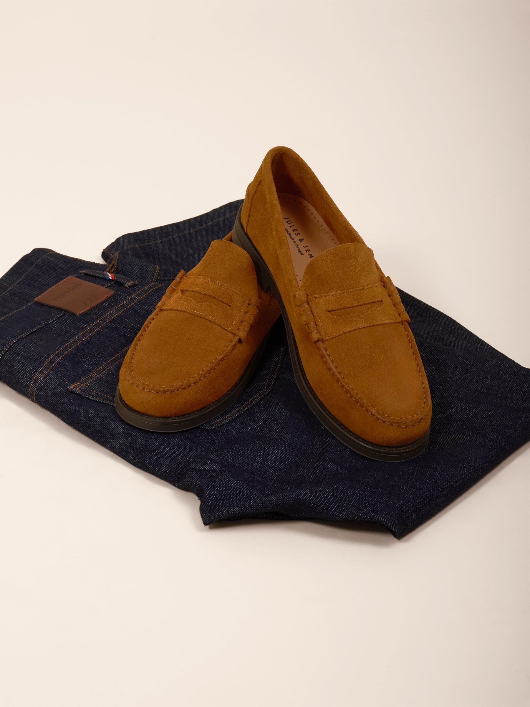 photo vue posee 2 mocassins college cuir daim cognac jules & jenn