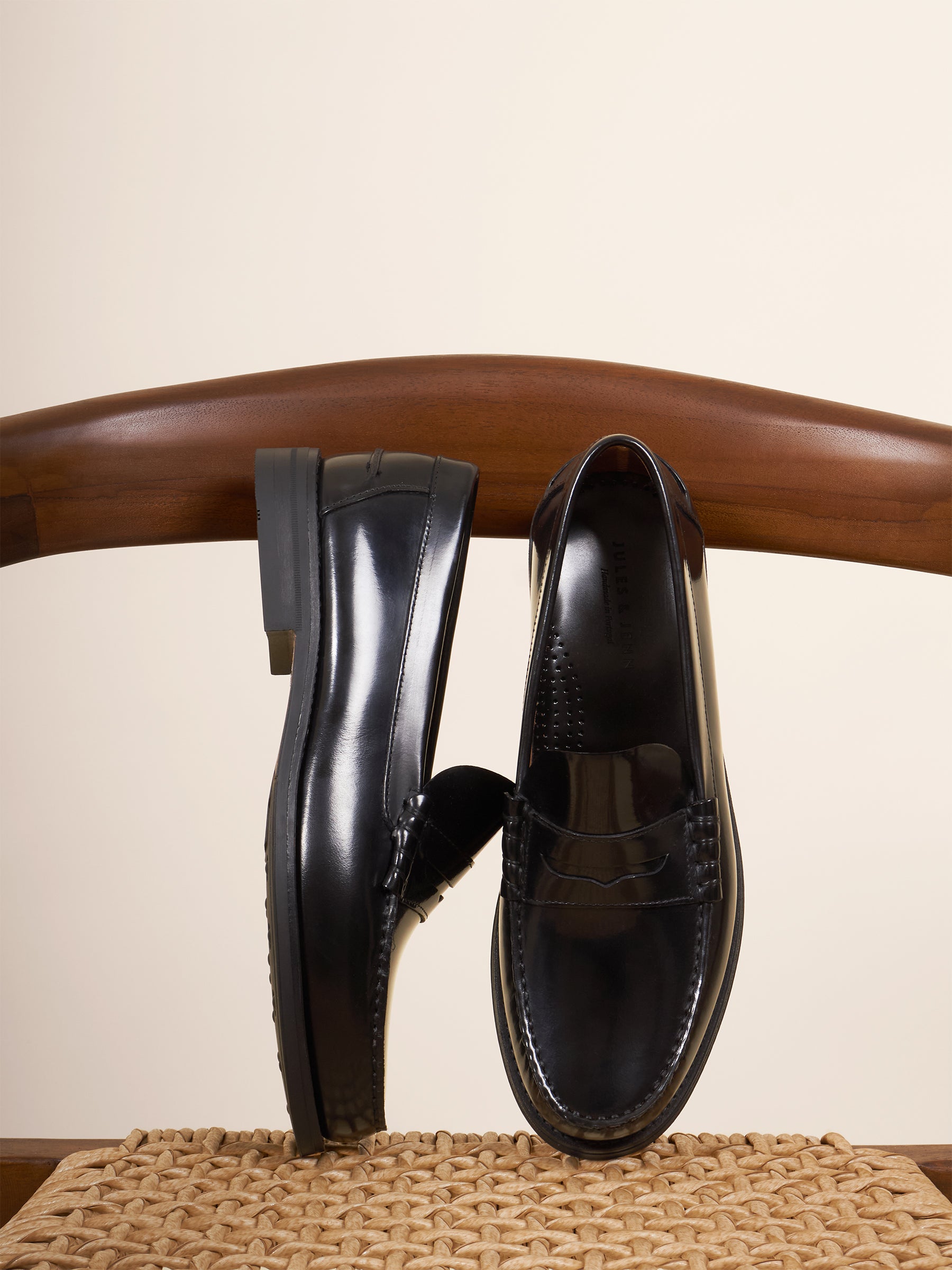 photo vue posee mocassins college cuir noir jules & jenn