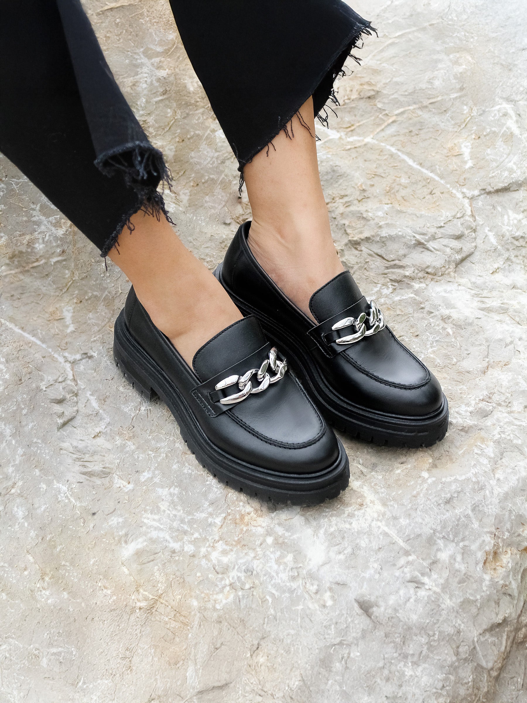 vue portée mocassins crantes cuir noir jules & jenn