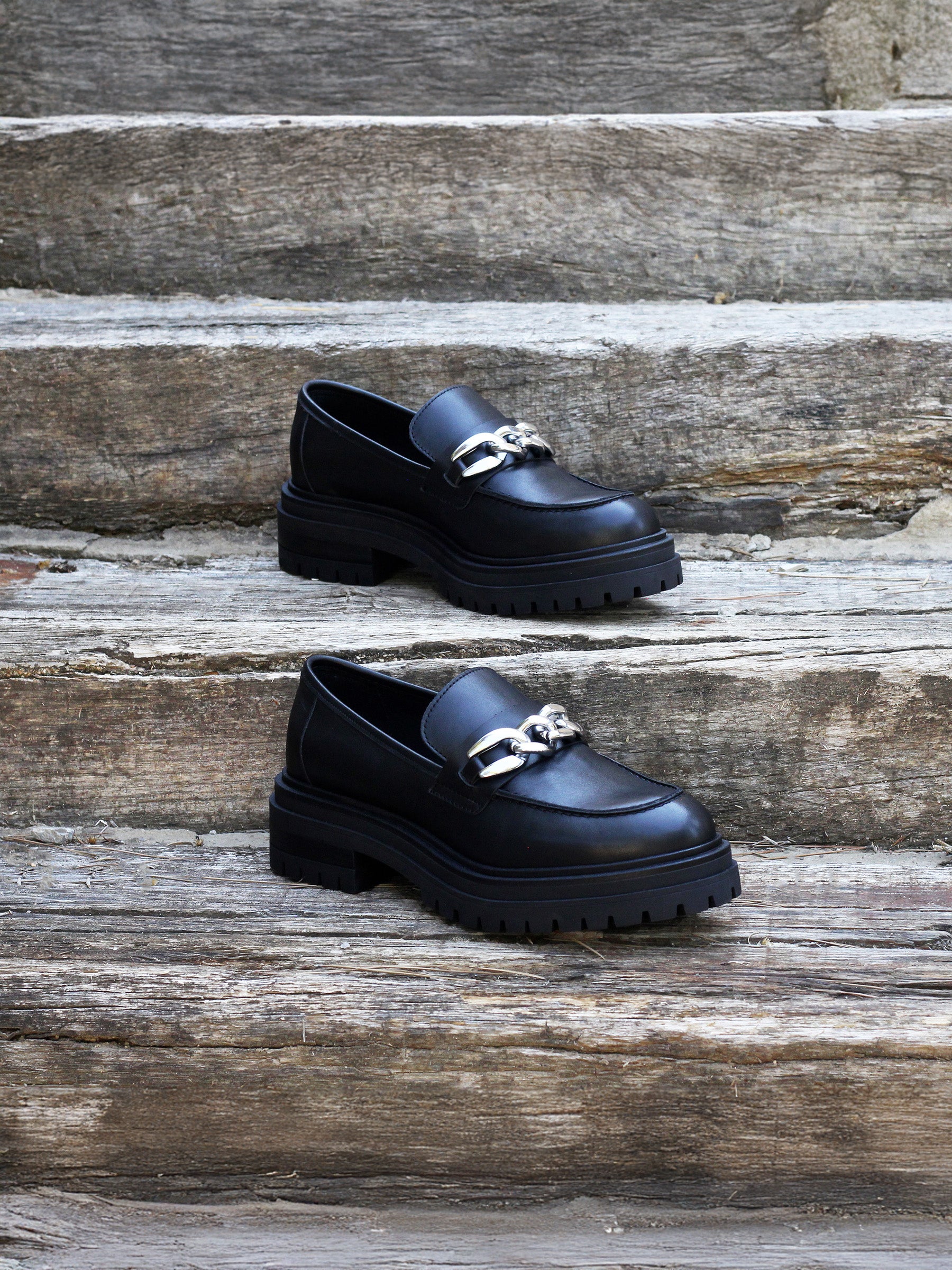 vue posée mocassins crantes cuir noir jules & jenn