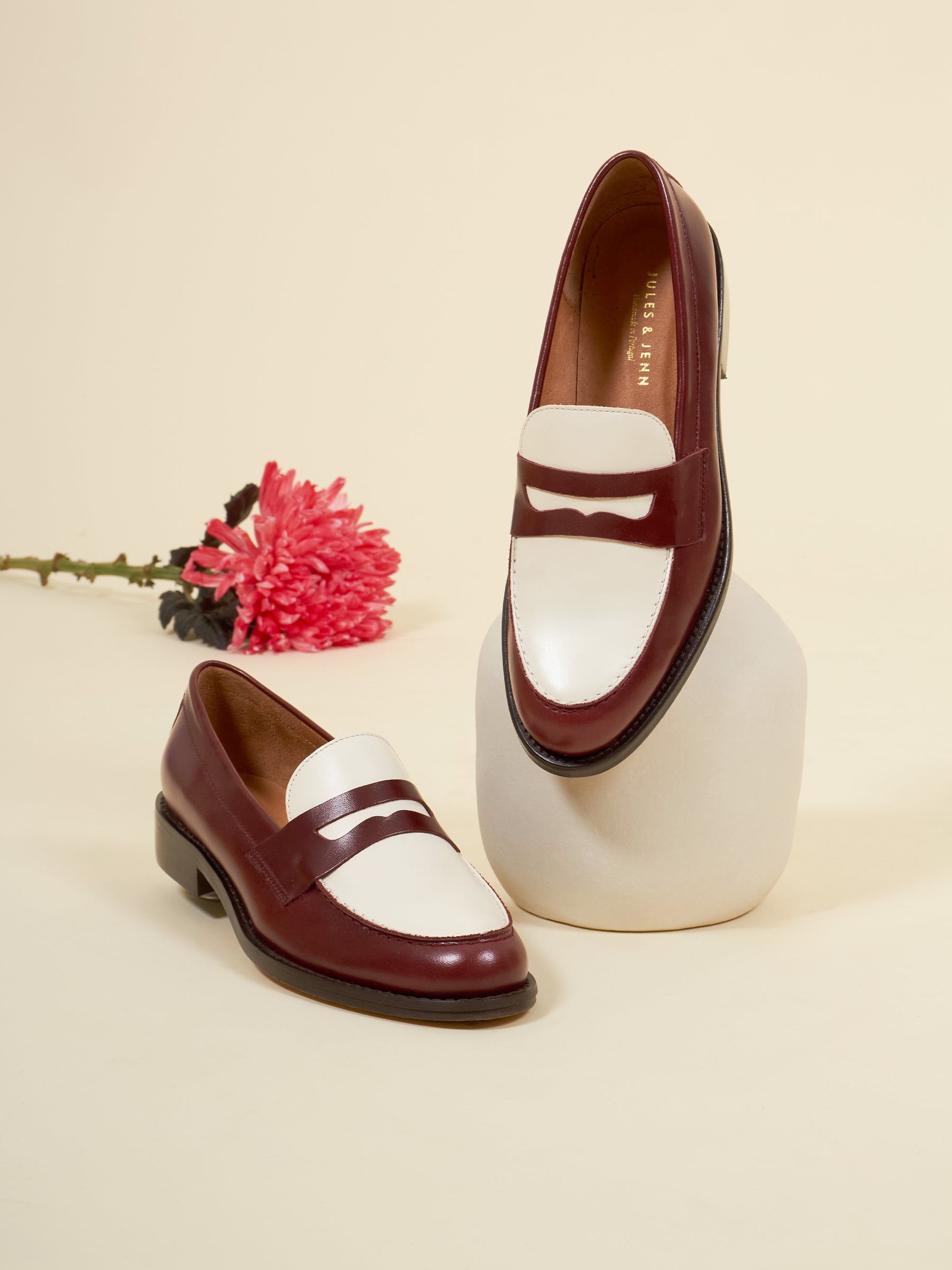vue posée mocassins cuir bordeaux blanc jules & jenn