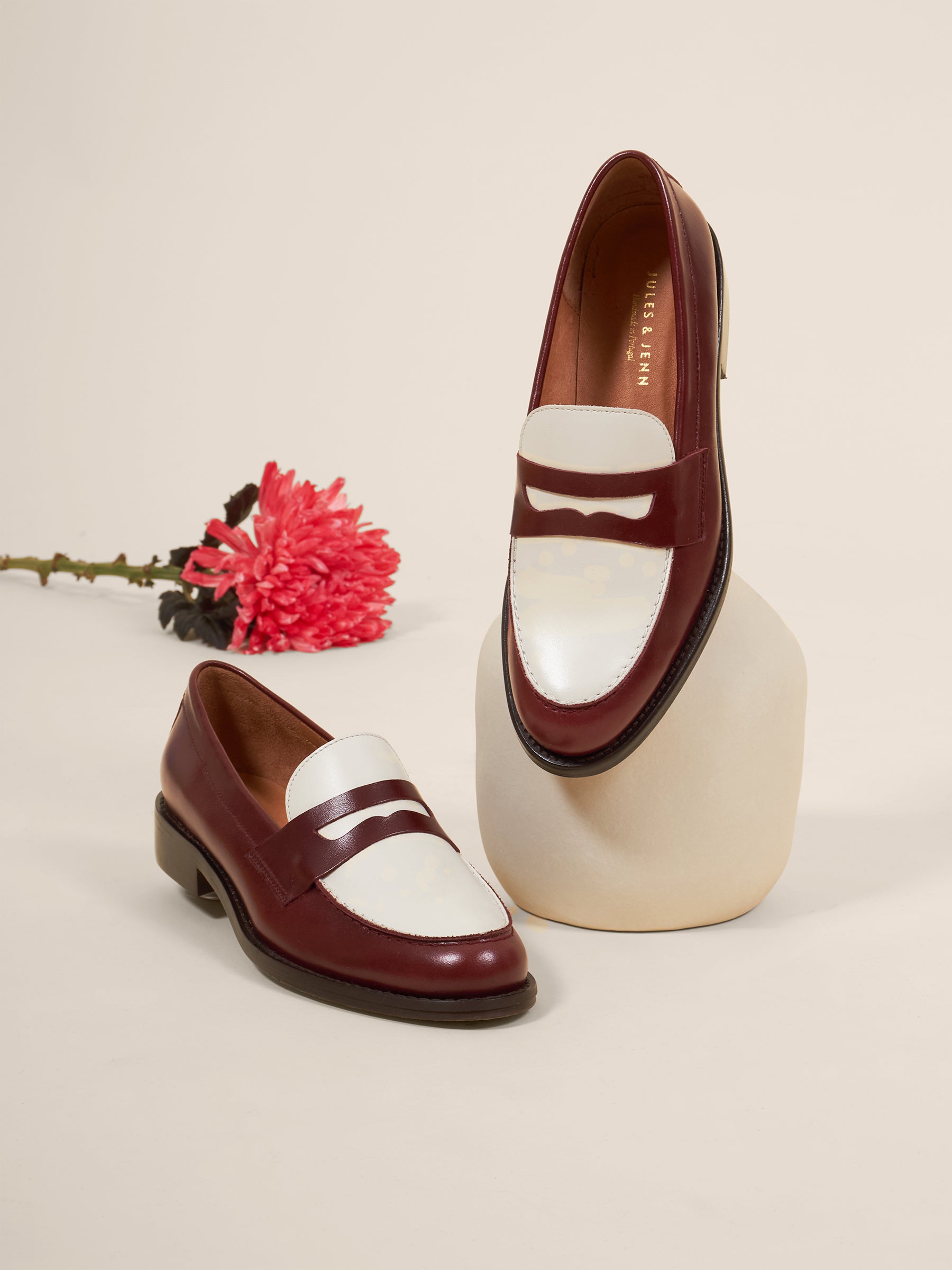 vue posée mocassins cuir bordeaux blanc jules & jenn