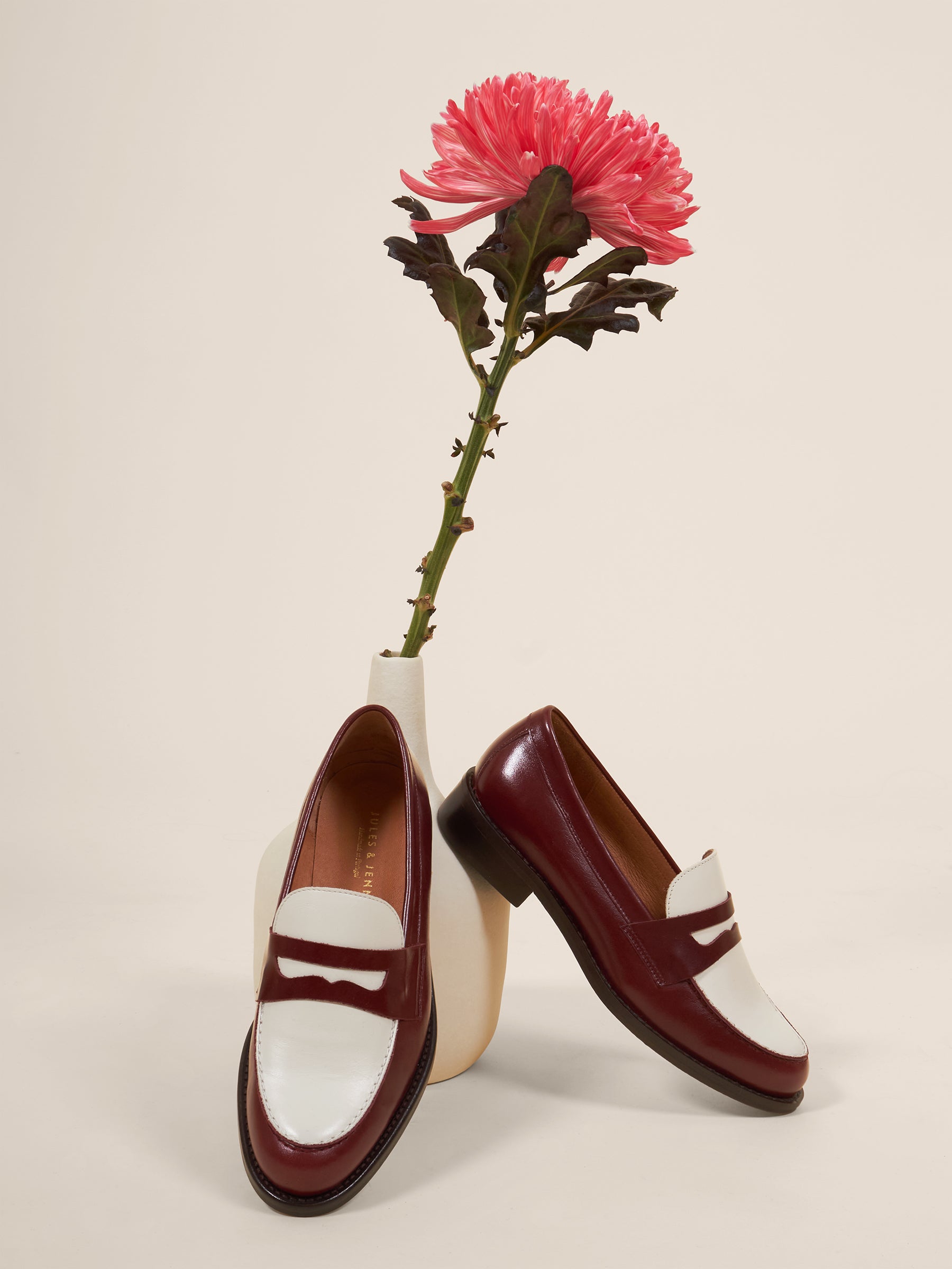 vue posée mocassins cuir bordeaux blanc jules & jenn 2