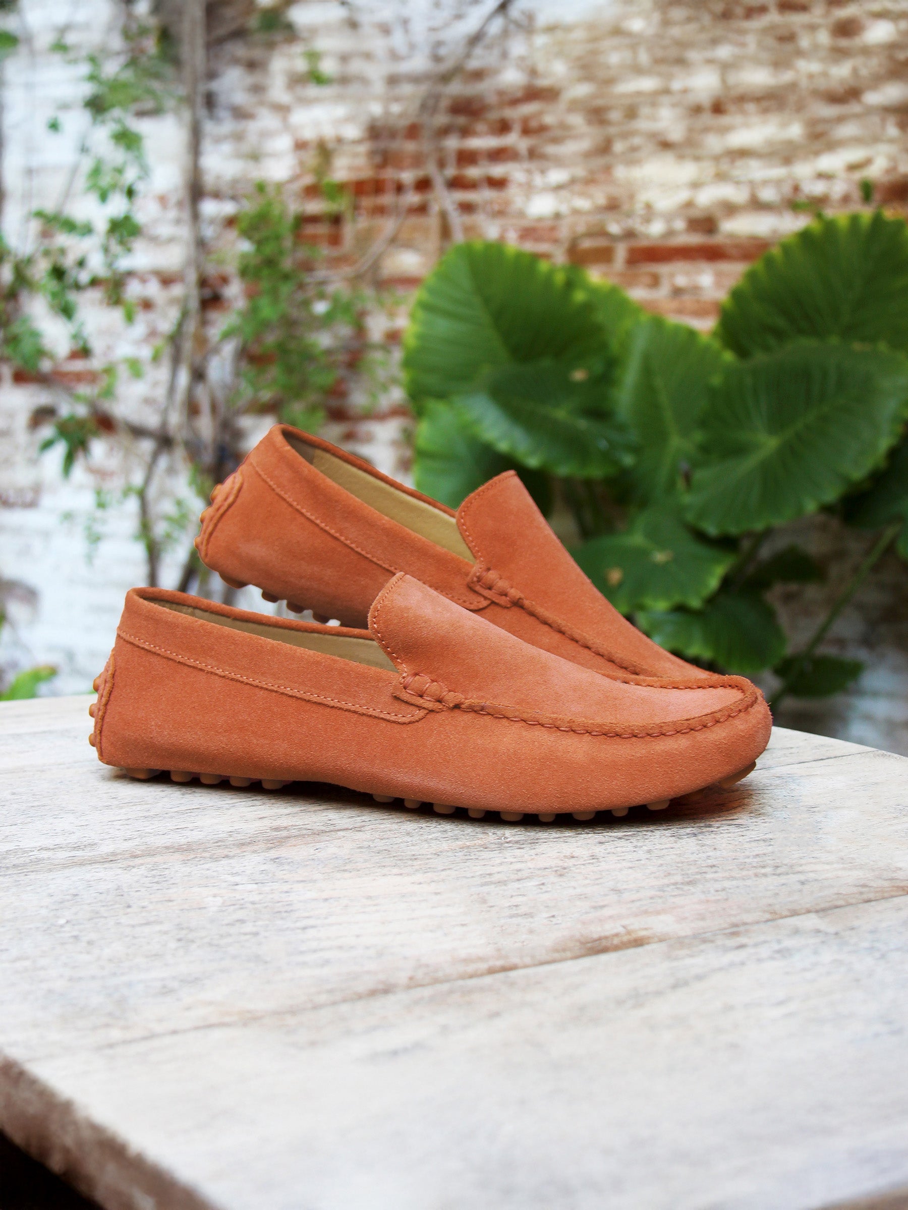 vue posée mocassins cuir daim orange jules jenn