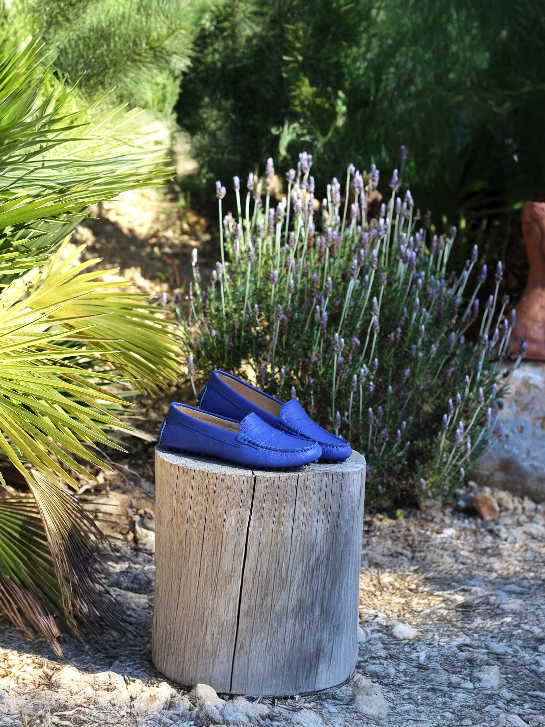 vue posée mocassins cuir grainé bleu royal