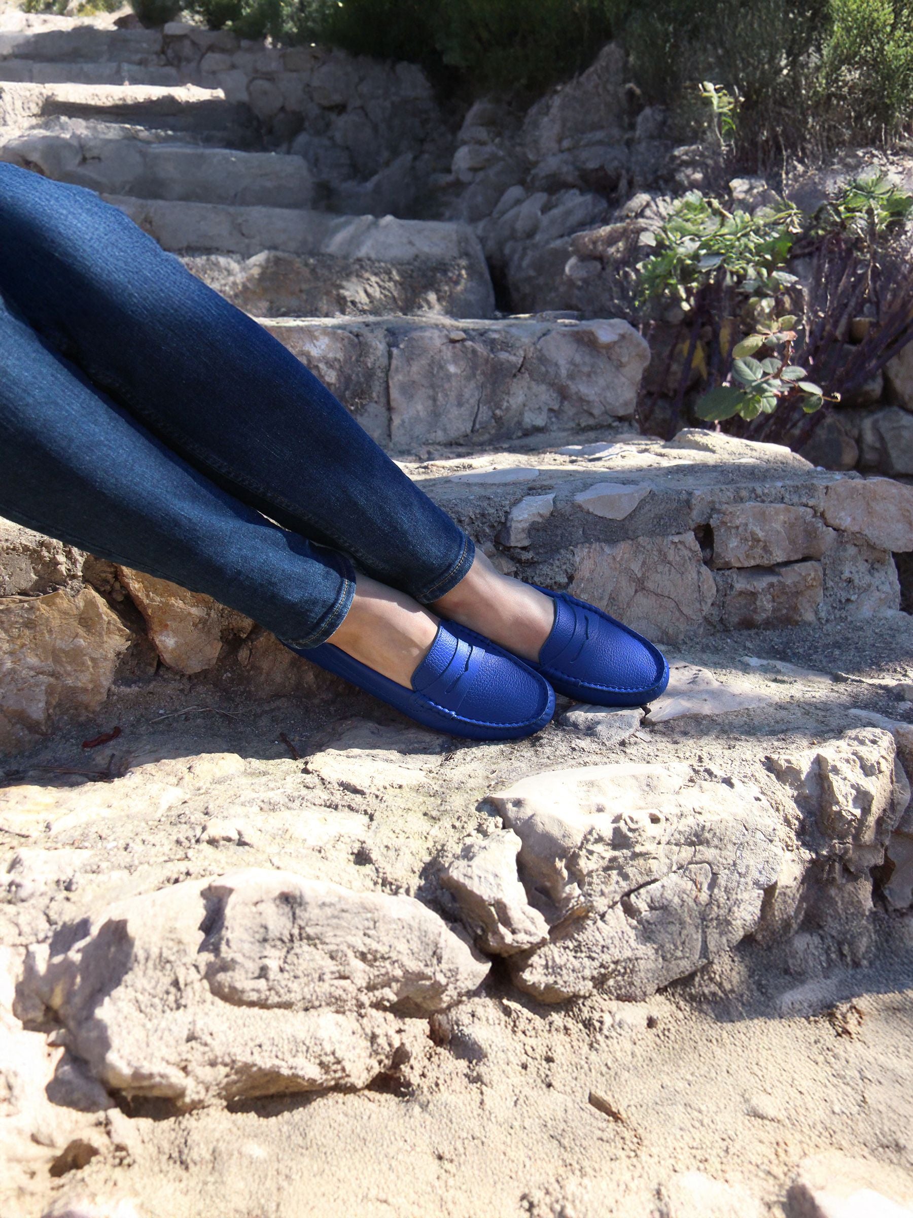 vue portée mocassins cuir grainé bleu royal