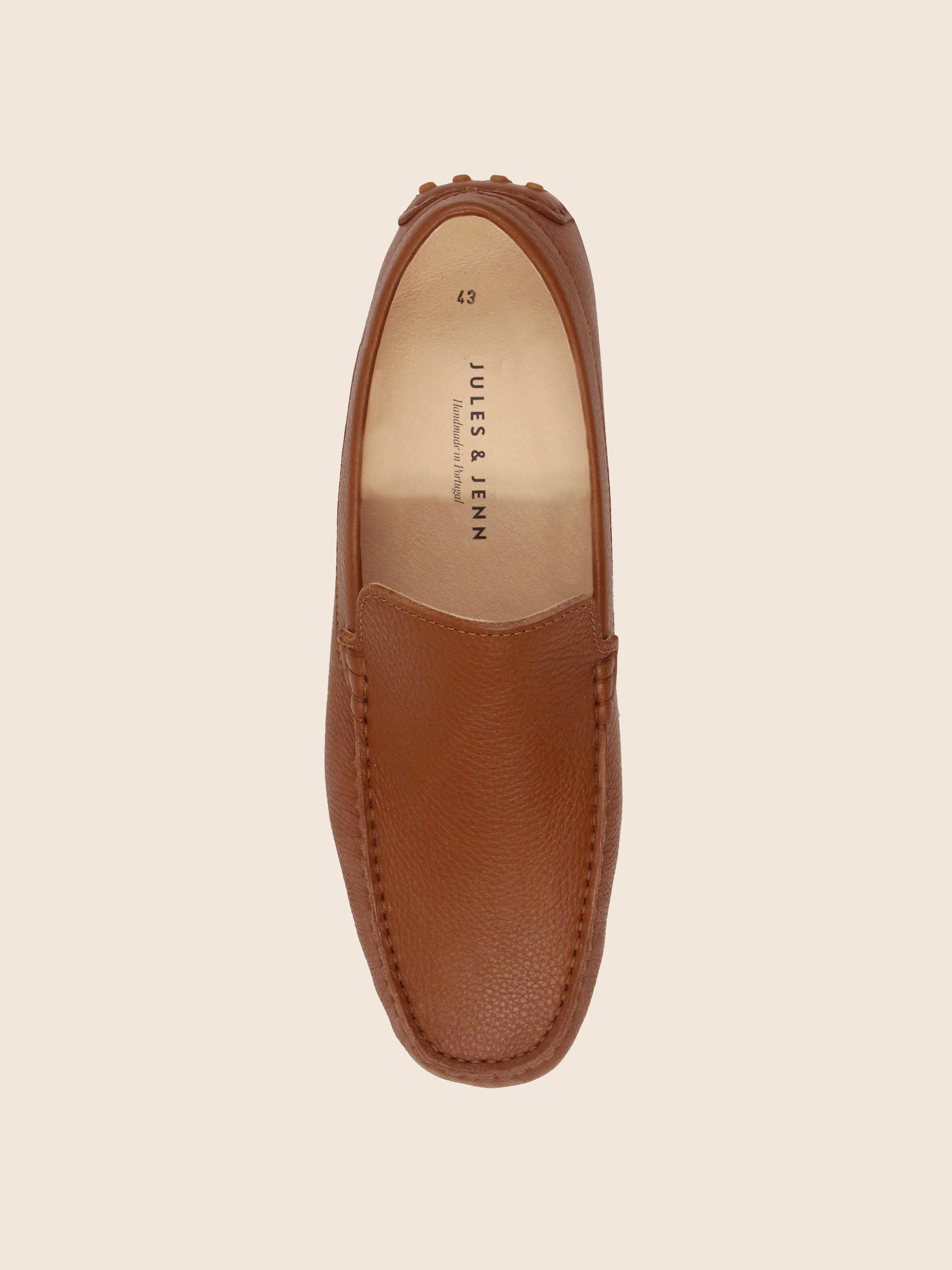vue dessus mocassins homme cuir graine cognac