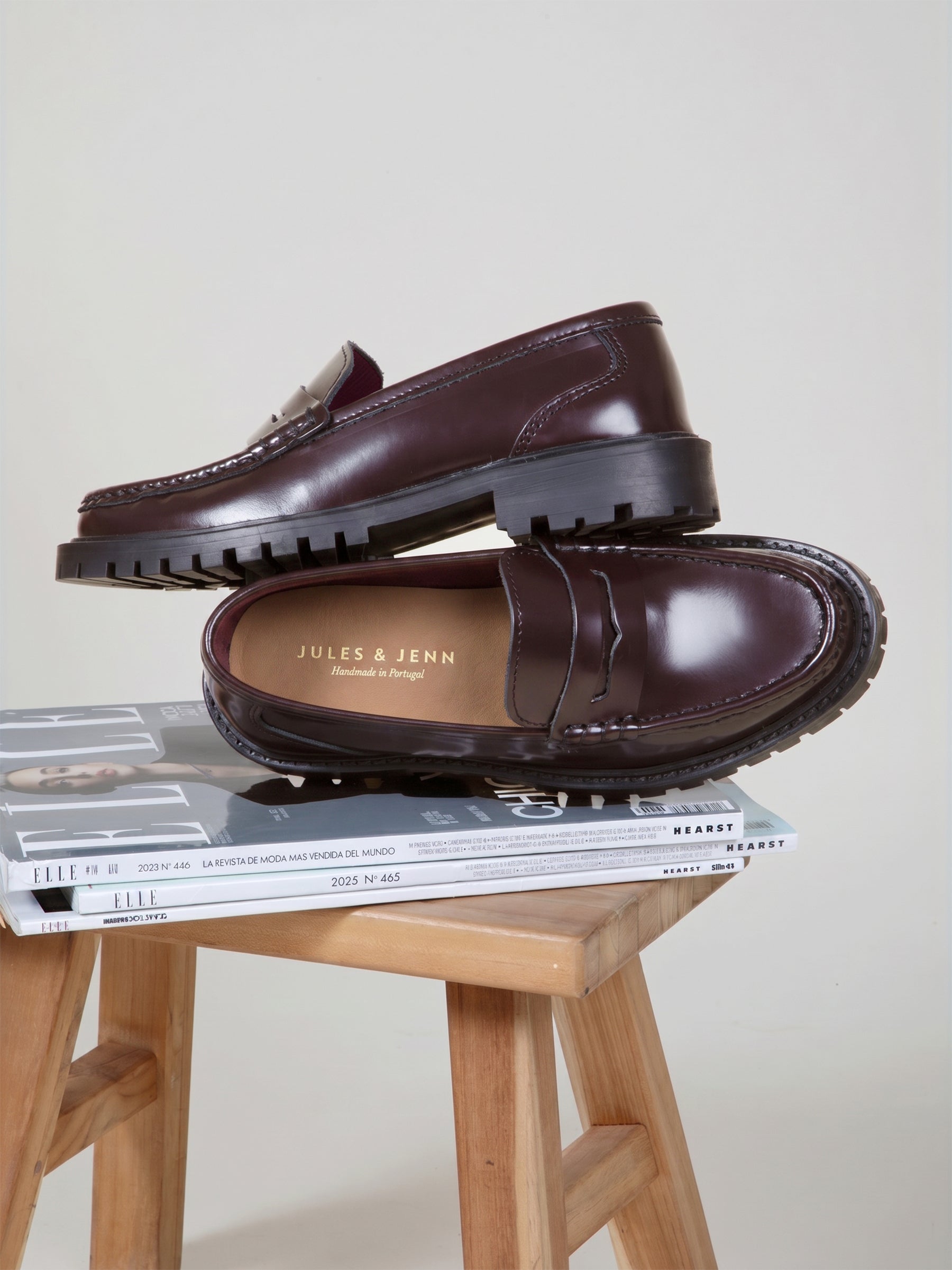 vue posée mocassins cuir vernis bordeaux jules jenn