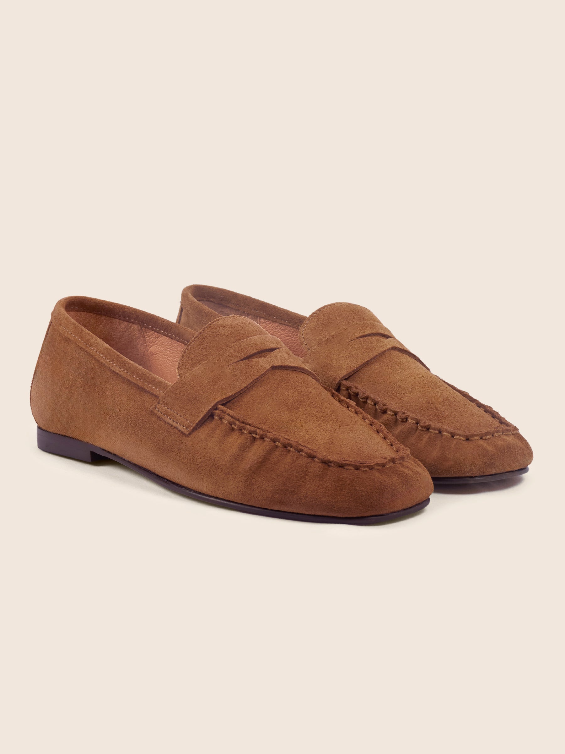 photo vue avant mocassins plissés thais cuir daim cognac jules jenn