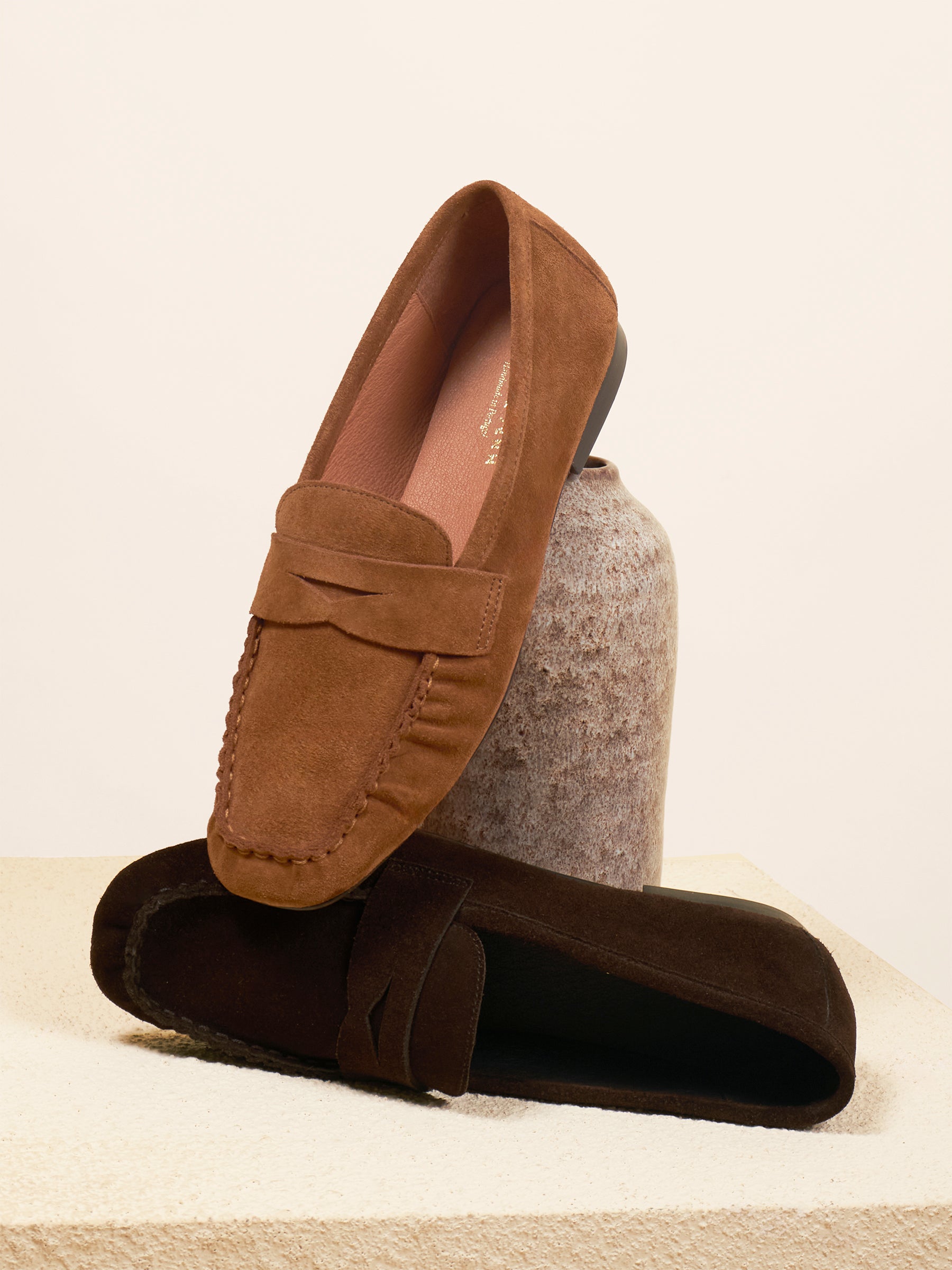 photo vue posée mocassins plissés thais cuir daim marron jules jenn 2