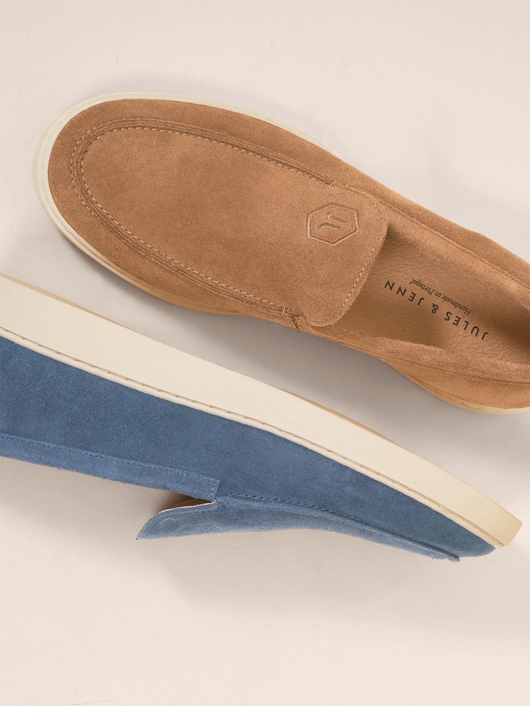 photo vue posée mocassins sport cuir daim cognac & bleu jules & jenn