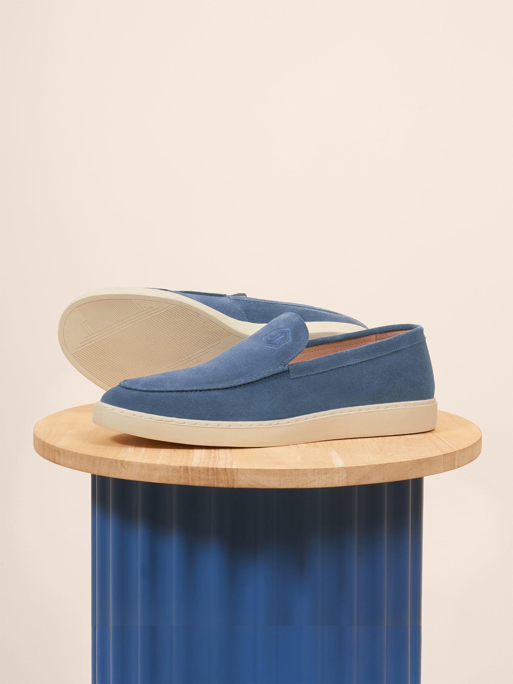 photo vue posée mocassins sport cuir daim bleu jules & jenn 2