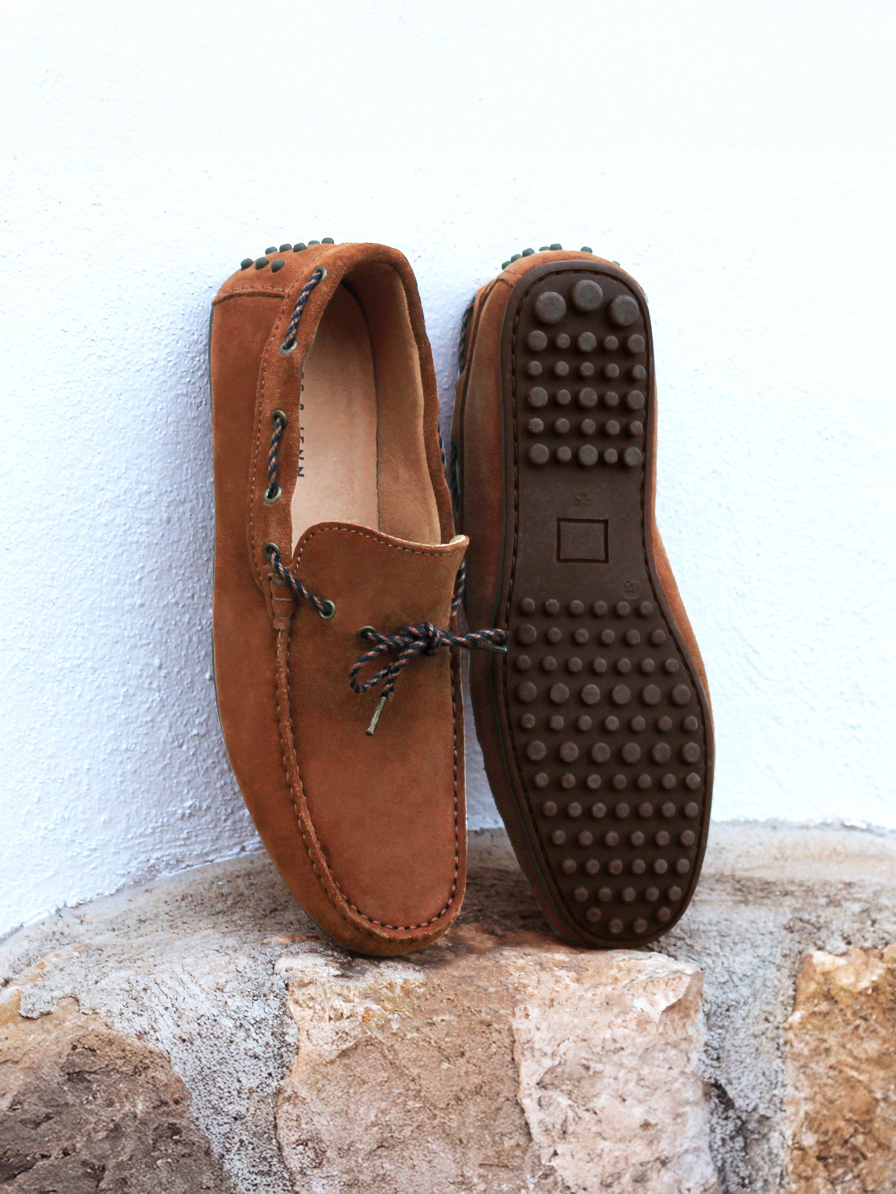 vue posée mocassins tradition cuir daim cognac jules jenn