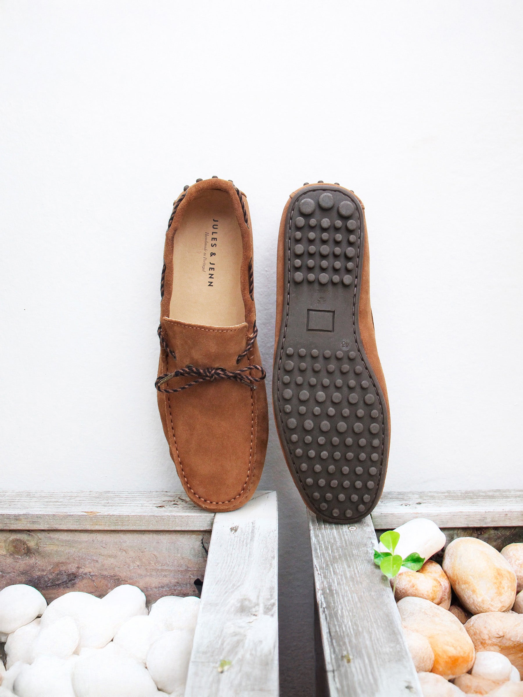 vue posée mocassins tradition cuir daim cognac jules jenn